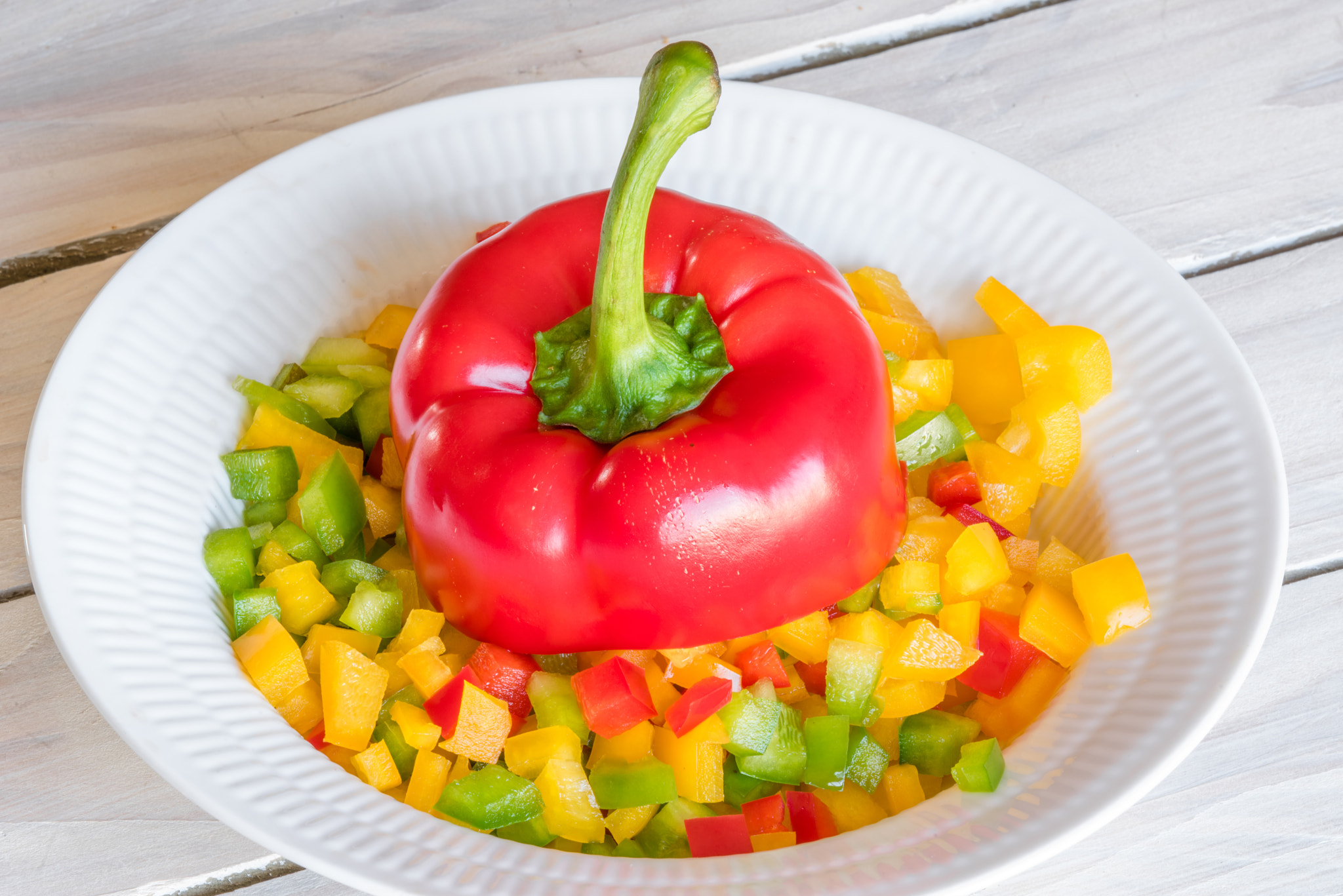 Sony 70-400mm F4-5.6 G SSM II sample photo. Sliced pepper on a plate on a wooden table photography