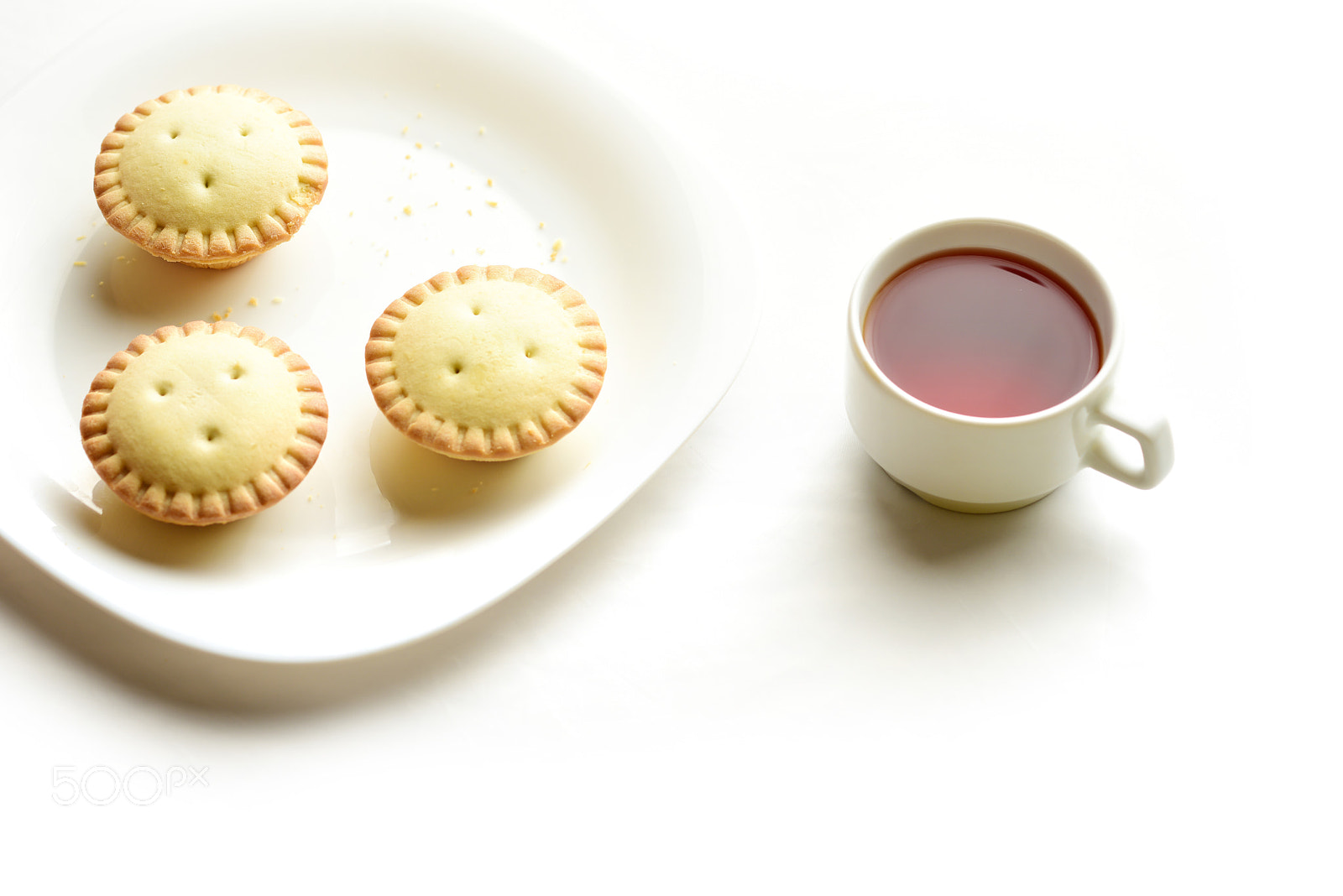 Nikon D810 + Nikon AF Nikkor 105mm F2D DC sample photo. Shortcrust tartlets on a plate with cup of tea photography