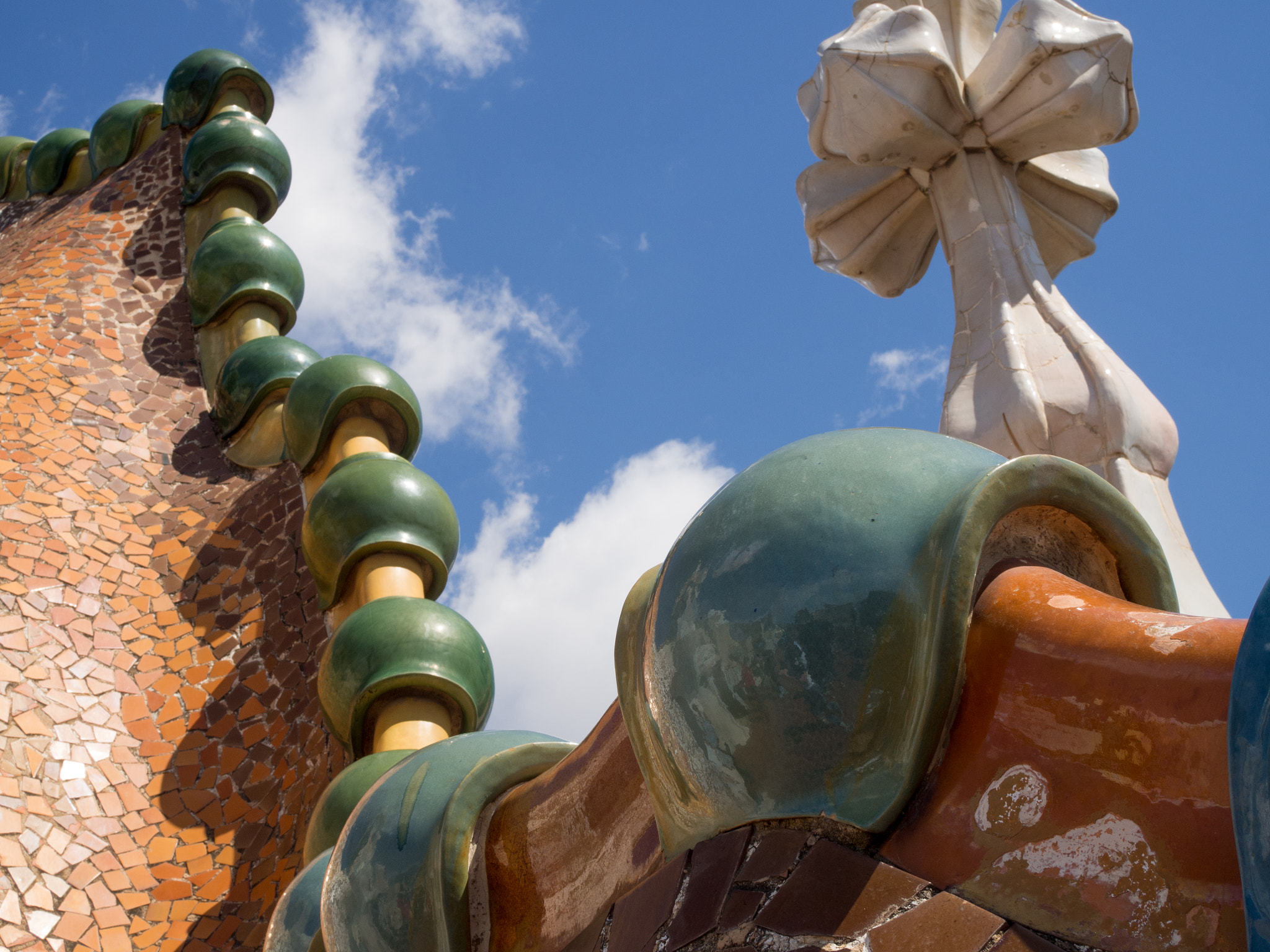 Olympus OM-D E-M10 II + Olympus M.Zuiko Digital 25mm F1.8 sample photo. Casa batllo dragon photography