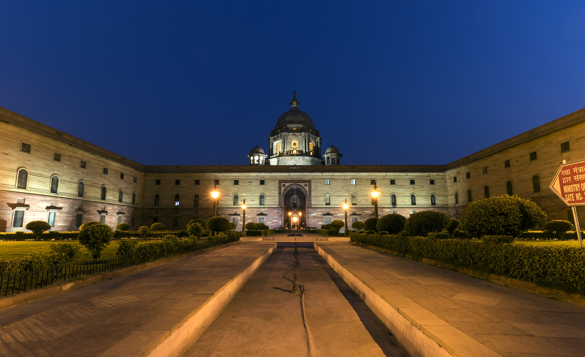 Canon EF-S 10-18mm F4.5–5.6 IS STM sample photo. President house - blue hour photography