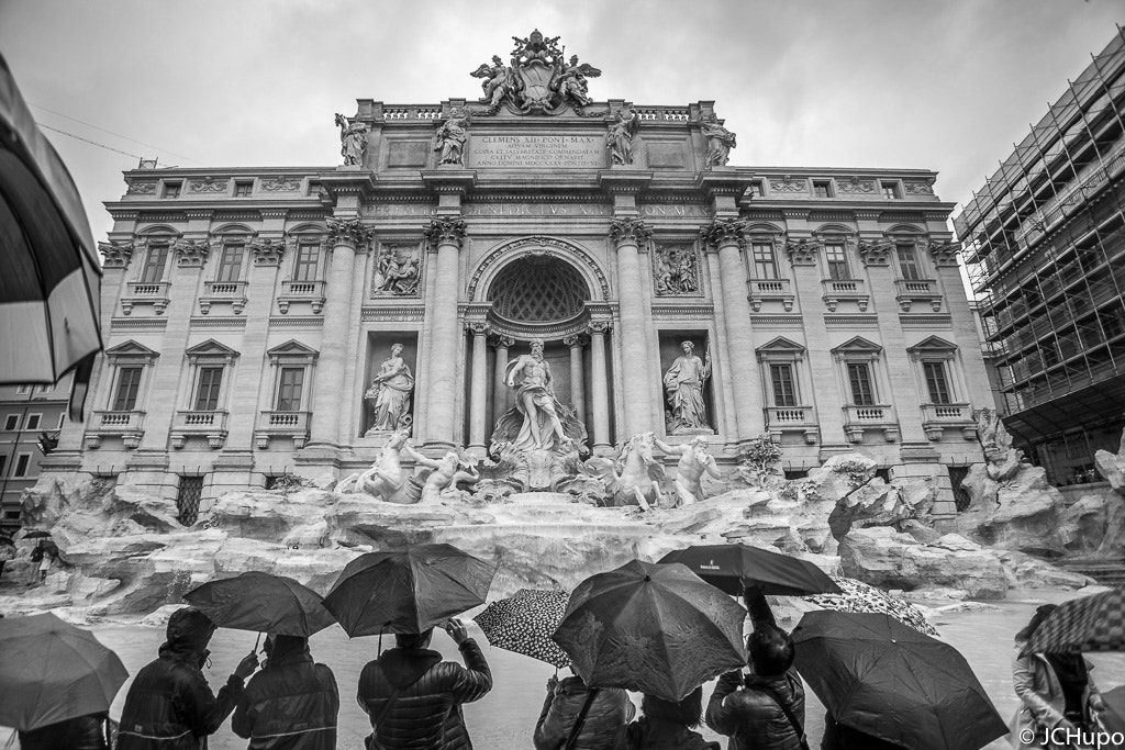 Sony a7 II + Canon EF 17-40mm F4L USM sample photo. Fontana di trevi bajo la lluvia photography