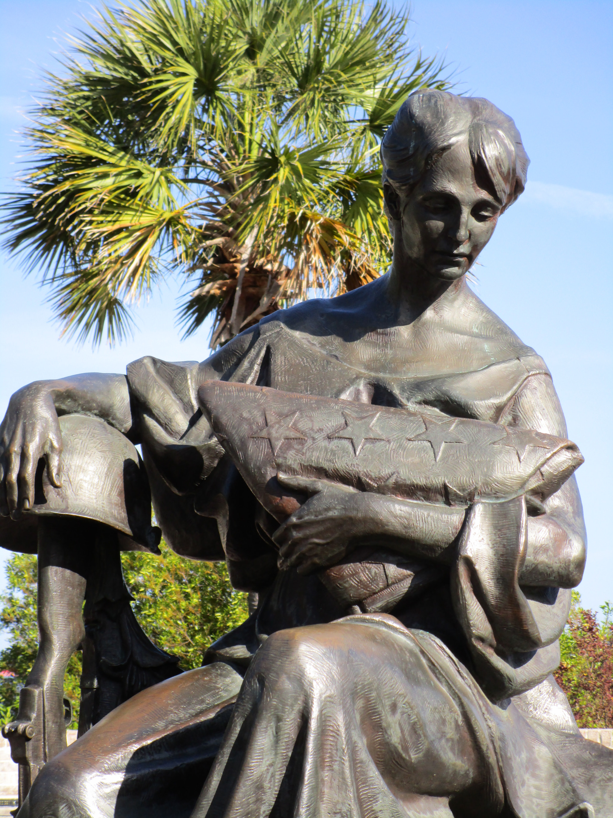 Canon PowerShot ELPH 150 IS (IXUS 155 / IXY 140) sample photo. Statue in sunlight photography