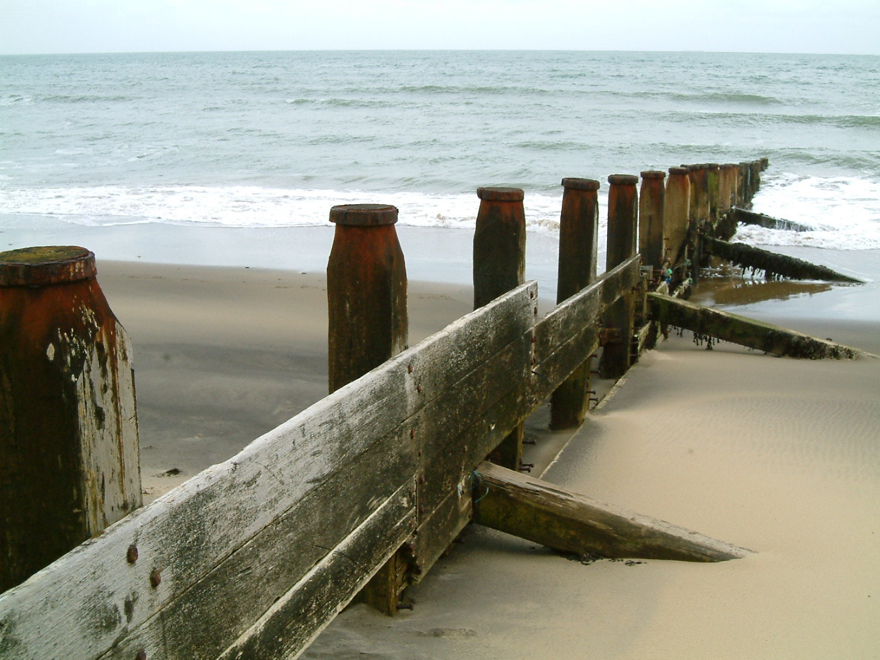 Fujifilm FinePix M603 sample photo. Groynes - sandown, isle of wight uk. photography