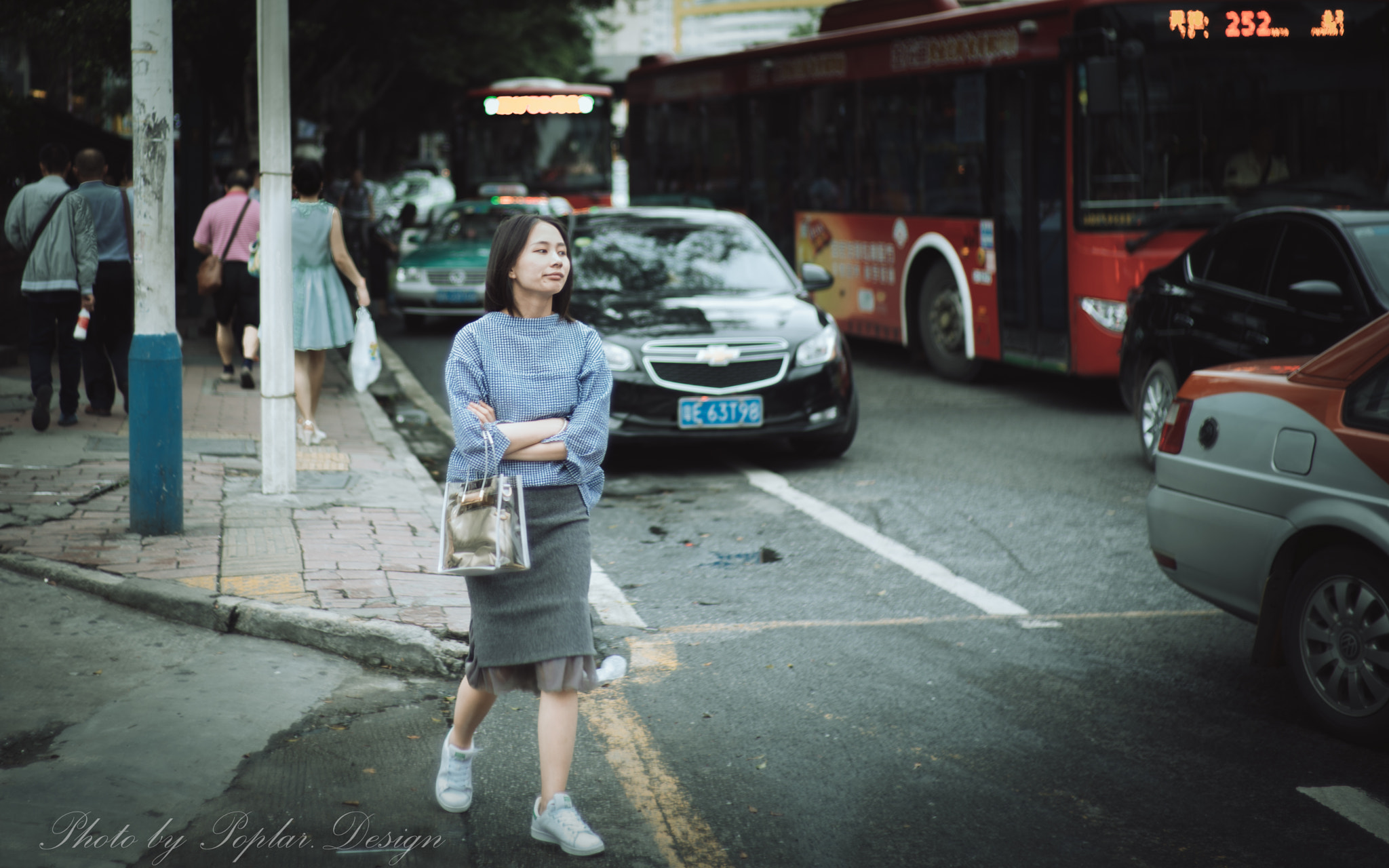 Sony a7R II + Sony 28-75mm F2.8 SAM sample photo. Girl on street photography