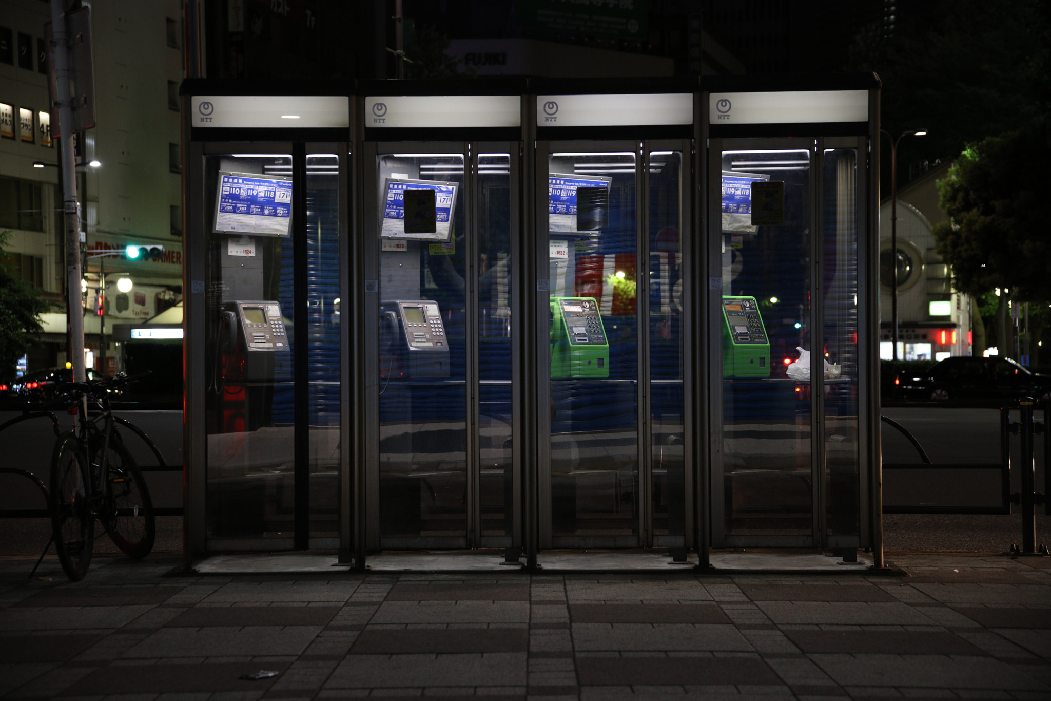 Canon EOS 5DS sample photo. Telephone　box photography