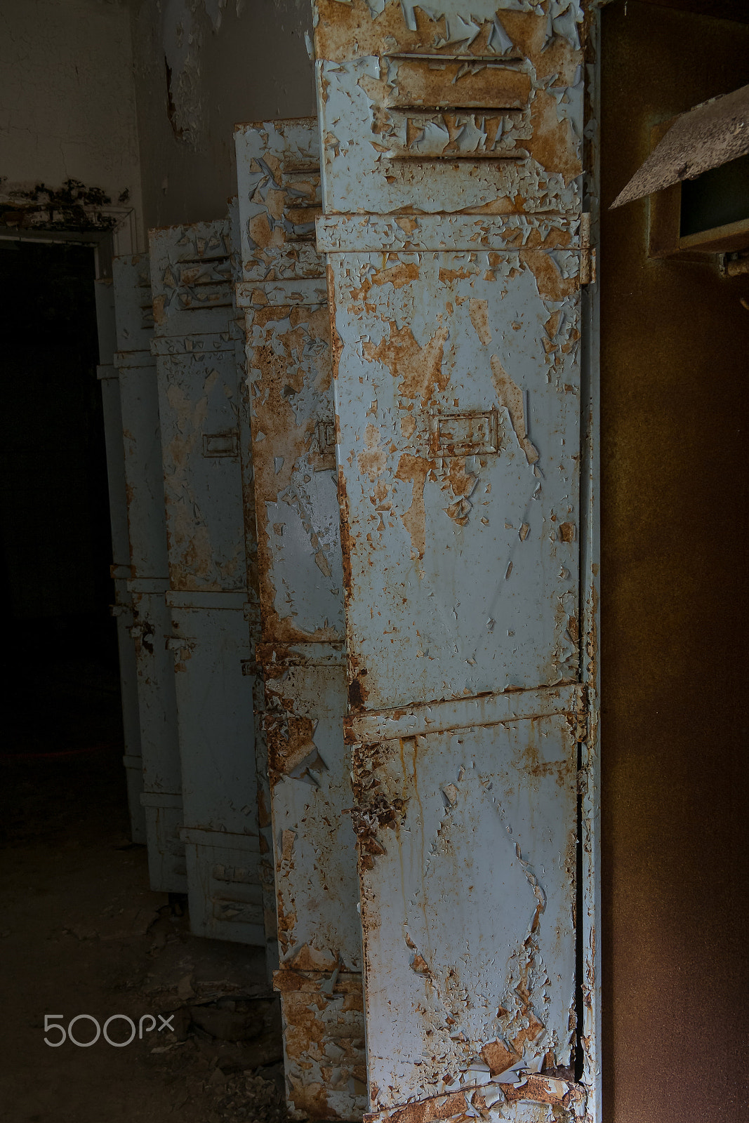 Samsung NX 18-200mm F3.5-6.3 ED OIS sample photo. The lockers photography