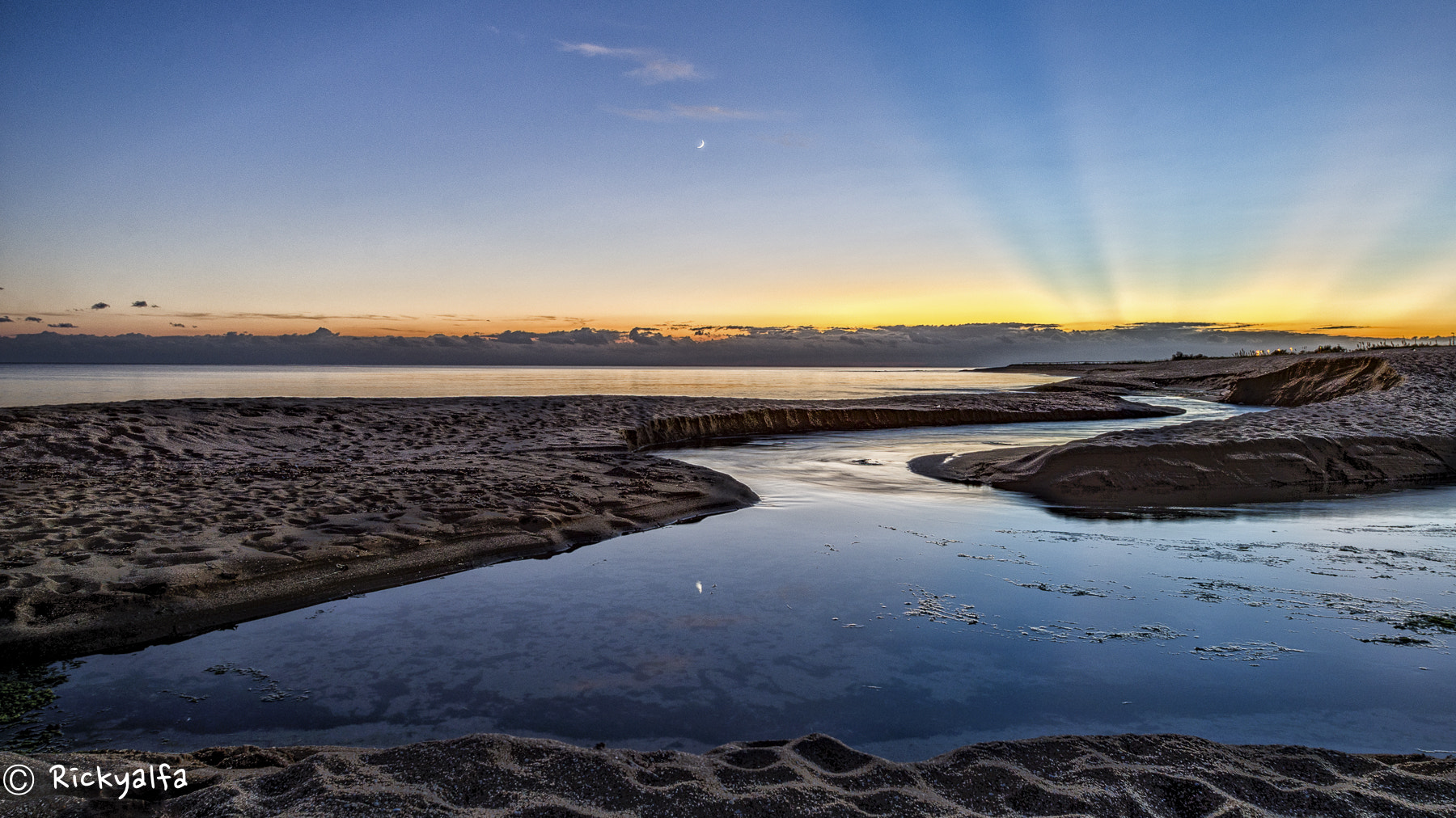 Sigma 14mm F2.8 EX Aspherical HSM sample photo. The river photography