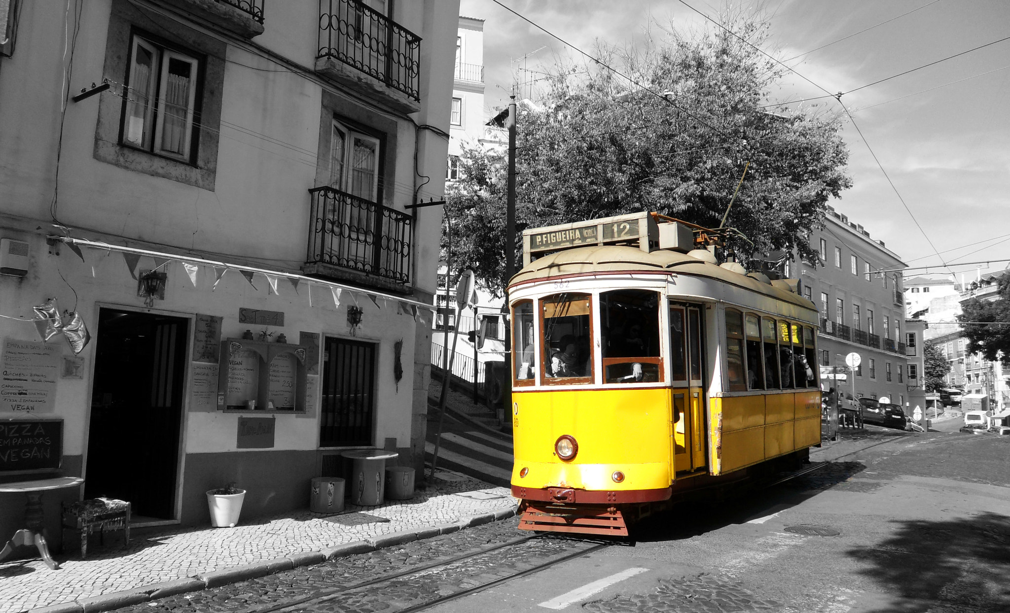 Samsung ST500 /  ST510 / VLUU ST500 /  TL220 sample photo. Lisbon's tram photography