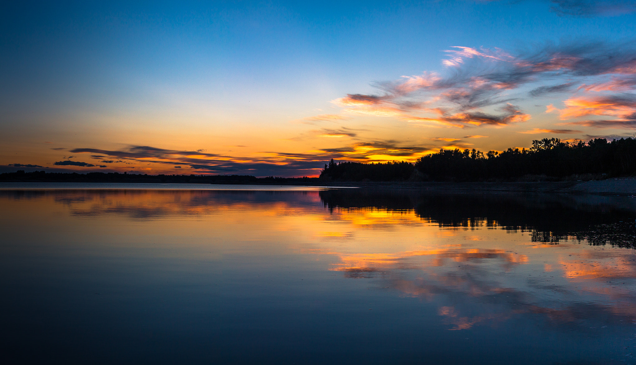 Canon EOS 700D (EOS Rebel T5i / EOS Kiss X7i) + Canon EF 35mm F1.4L USM sample photo. Panos on the lake photography