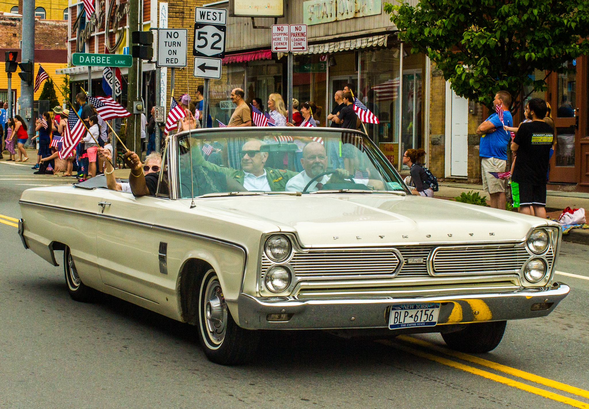 Canon EOS 550D (EOS Rebel T2i / EOS Kiss X4) + Canon EF 35mm F2 sample photo. Parading with a plymouth photography