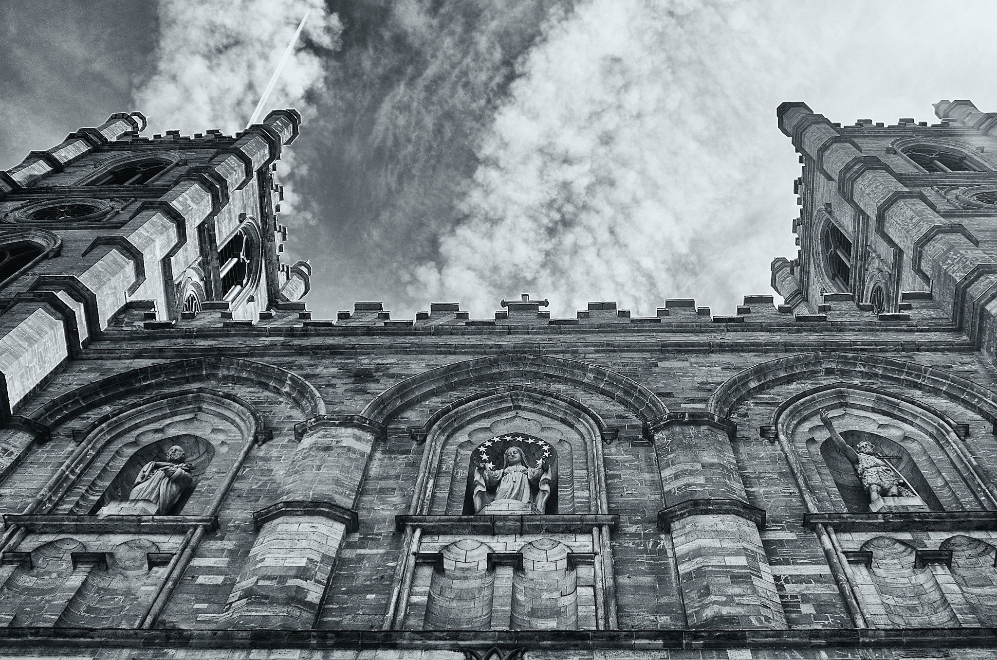 Sigma 28-105mm F2.8-4 Aspherical sample photo. Notre-dame basilica photography