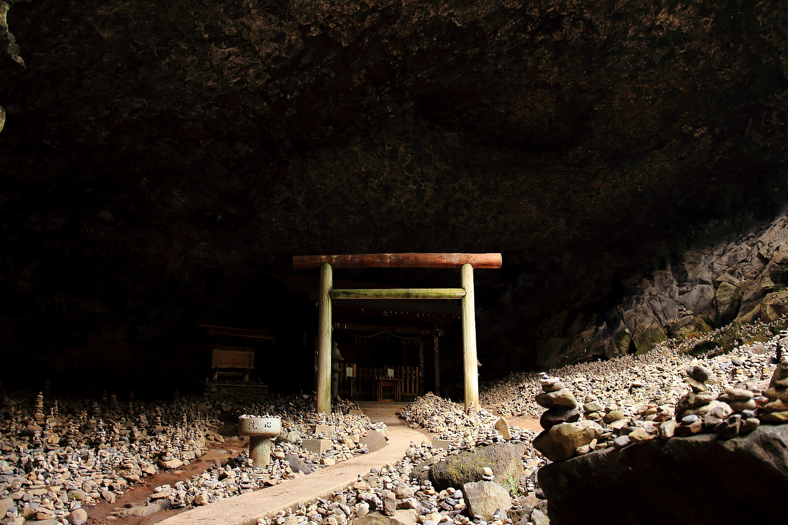 Canon EOS 700D (EOS Rebel T5i / EOS Kiss X7i) + Sigma 18-35mm f/1.8 DC HSM sample photo. Mysterious japanese shrine photography