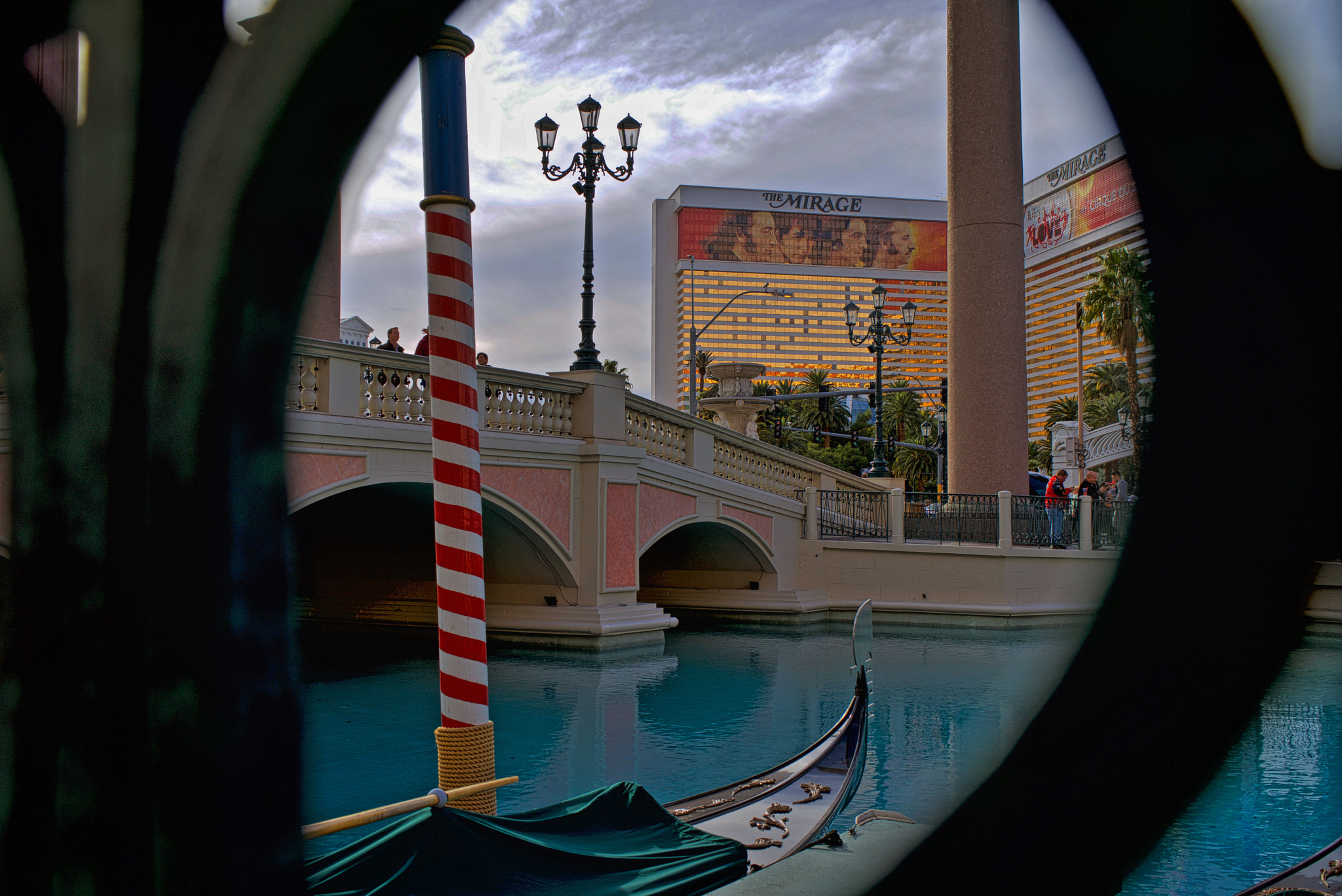 Sony a7R + Sony Distagon T* FE 35mm F1.4 ZA sample photo. The gondola photography