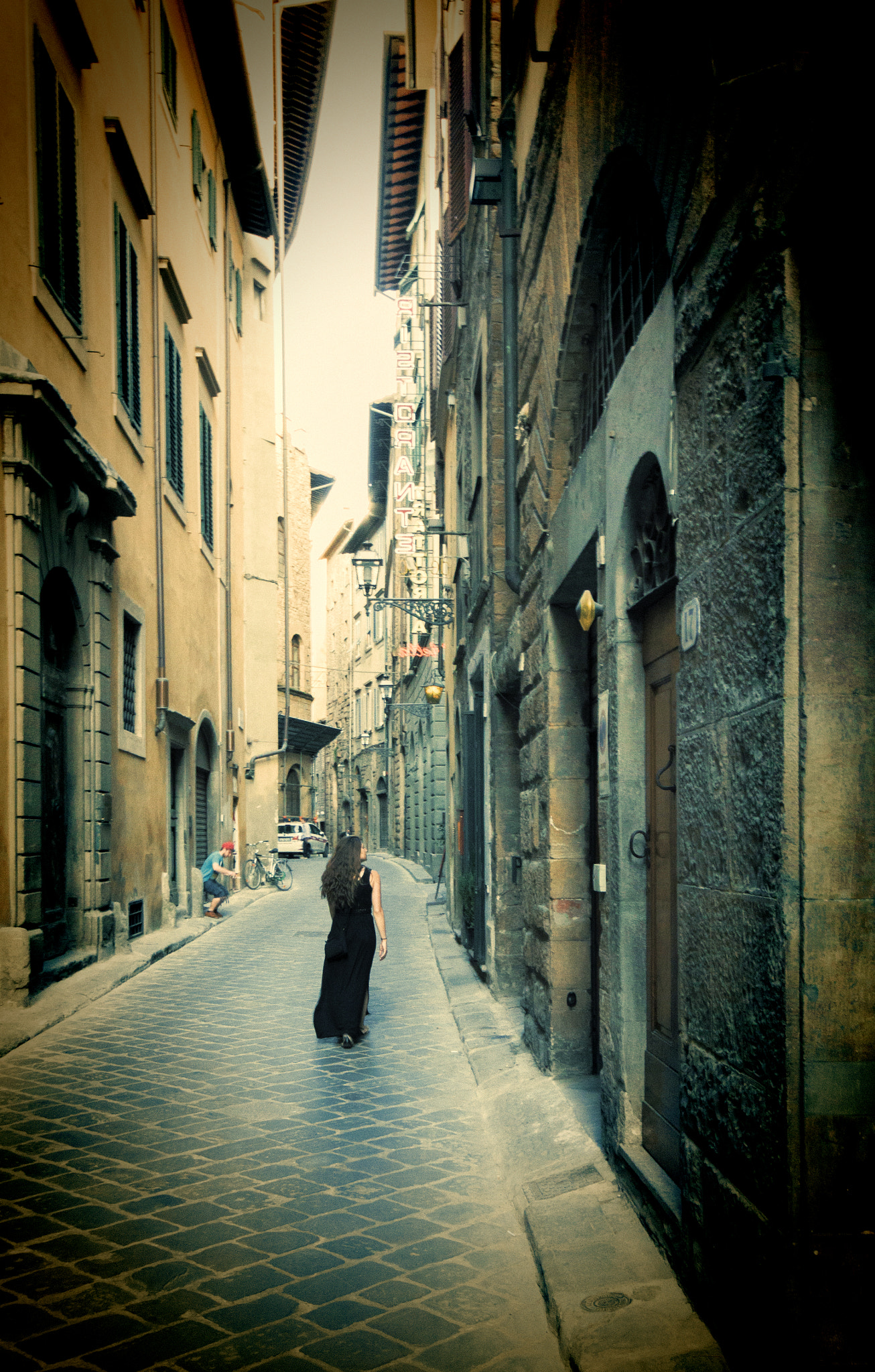Sigma 10-20mm F4-5.6 EX DC HSM sample photo. Glaucia in alley photography