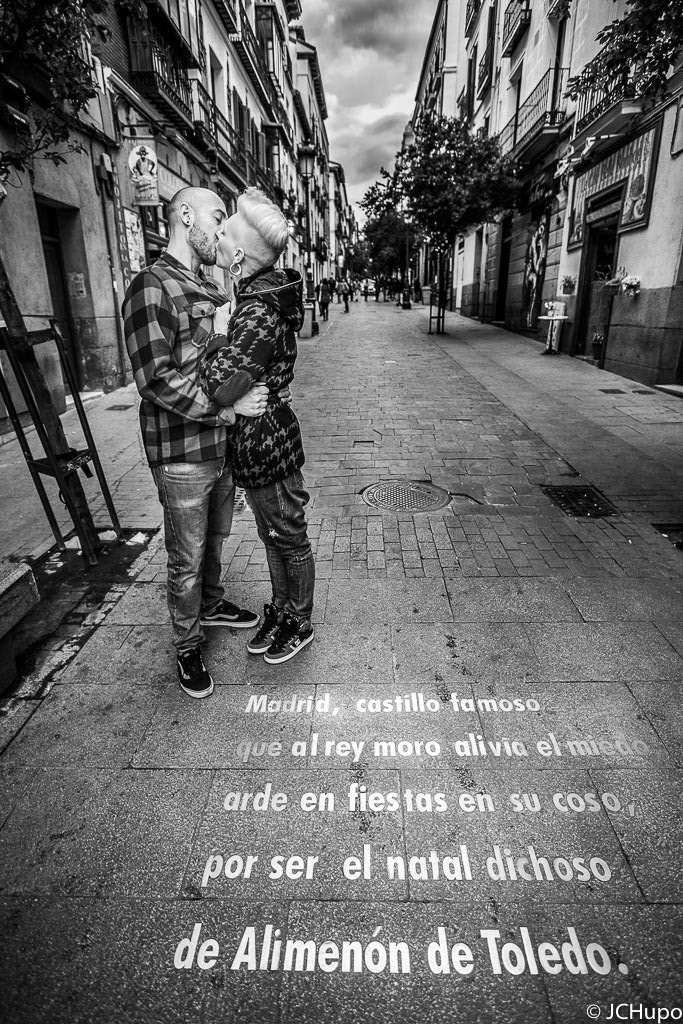 Sony a7 II + Canon EF 17-40mm F4L USM sample photo. Besos de amor en madrid, kisses love in madrid photography