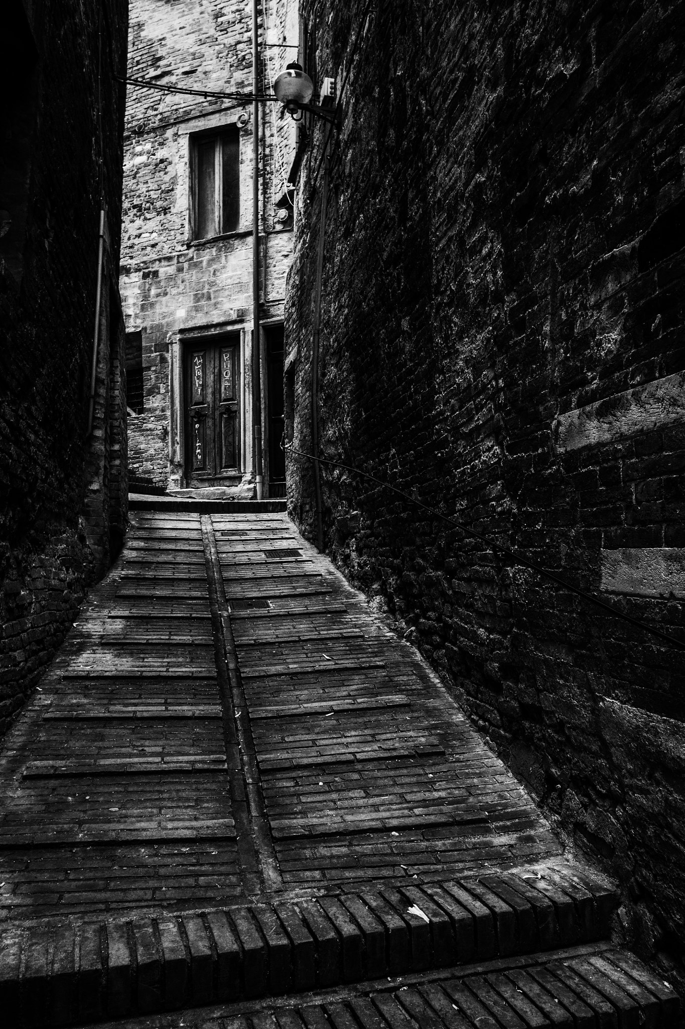 Canon EF-S 10-18mm F4.5–5.6 IS STM sample photo. Il vicolo photography