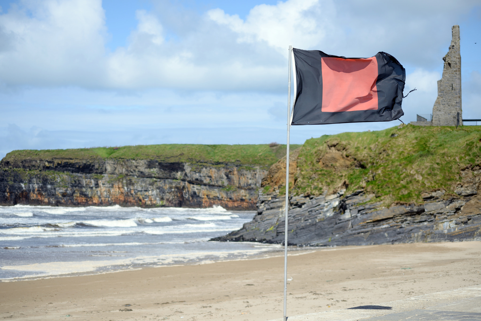 Sigma 70-300mm F4-5.6 APO DG Macro sample photo. Quicksilver flag flying beside castle photography