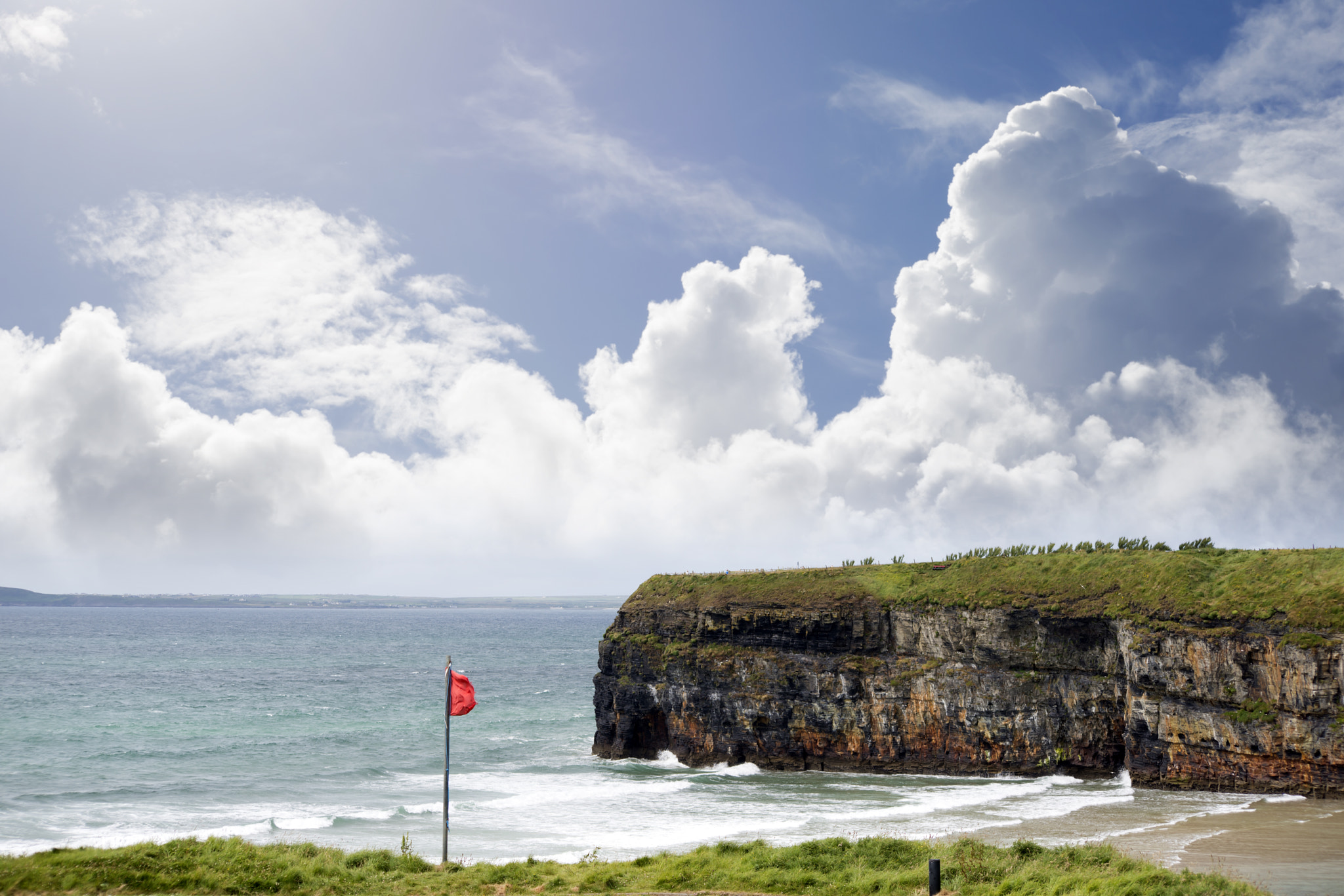 Sigma 70-300mm F4-5.6 APO DG Macro sample photo. Red flag above ballybunion beach photography
