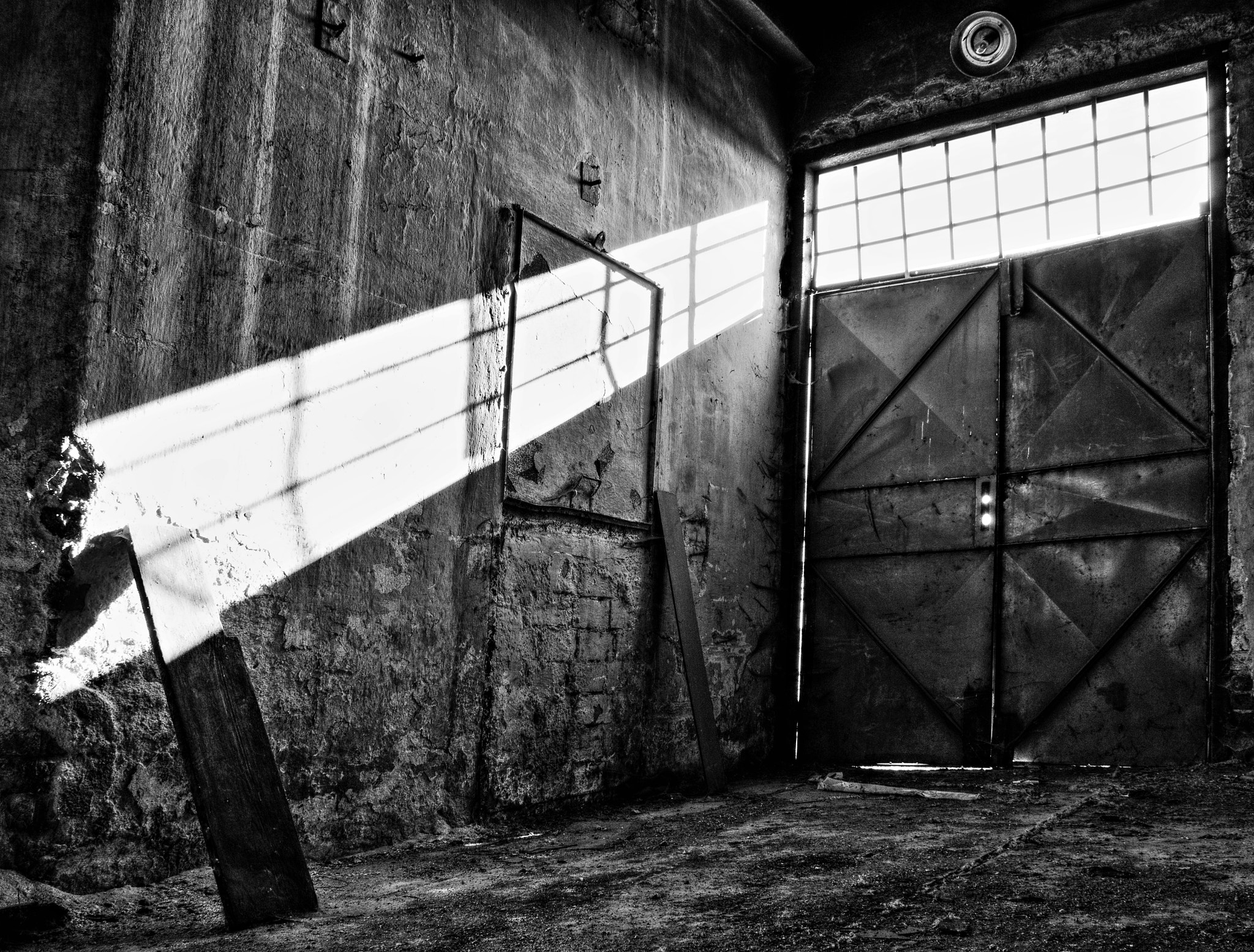 18.00 - 55.00 mm f/3.5 - 5.6 sample photo. Behind the door photography