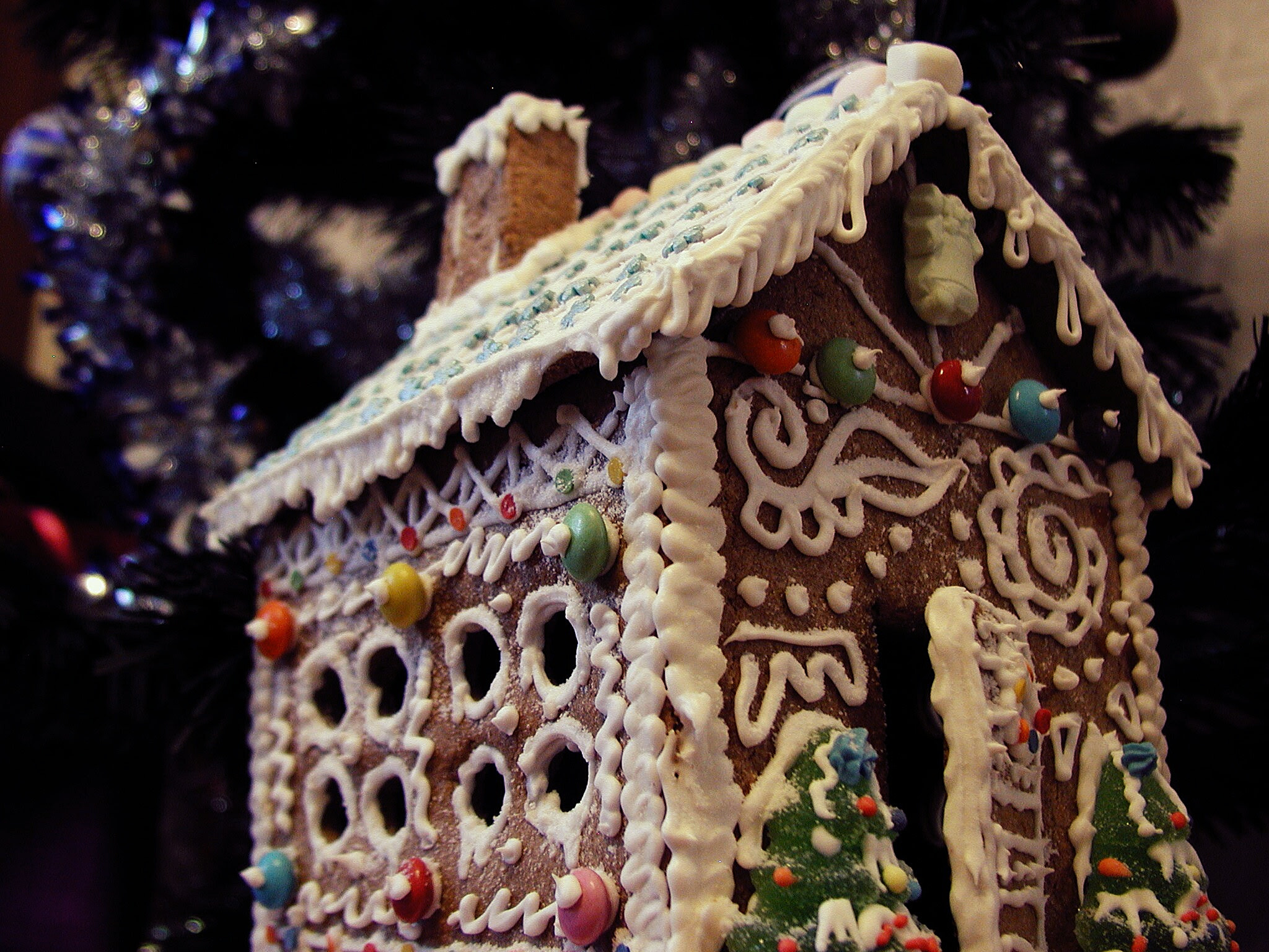 Olympus C3040Z sample photo. Gingerbread house photography