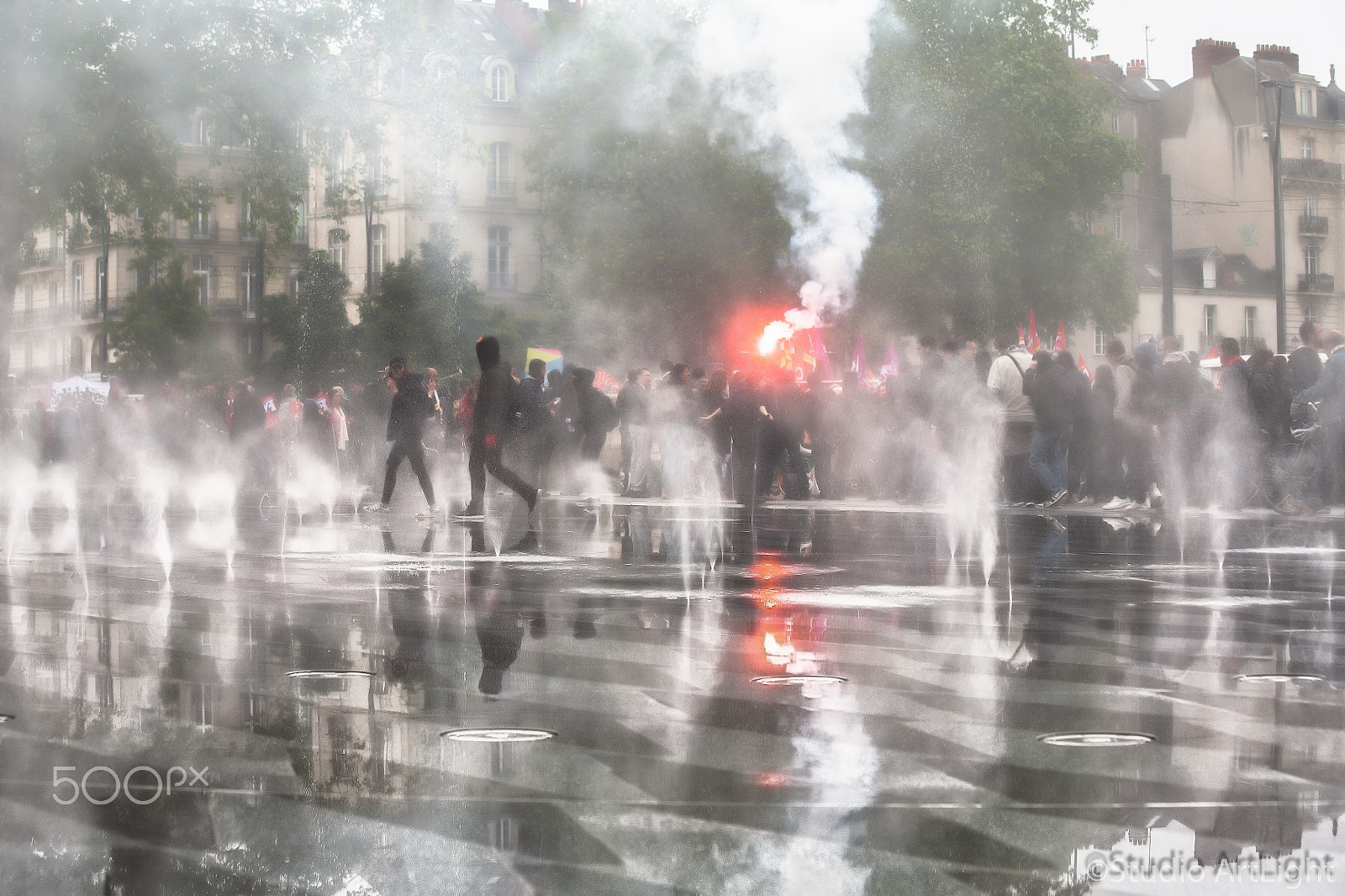 Canon EF 70-300mm F4-5.6 IS USM sample photo. Le miroir d'eau et les manifestants photography