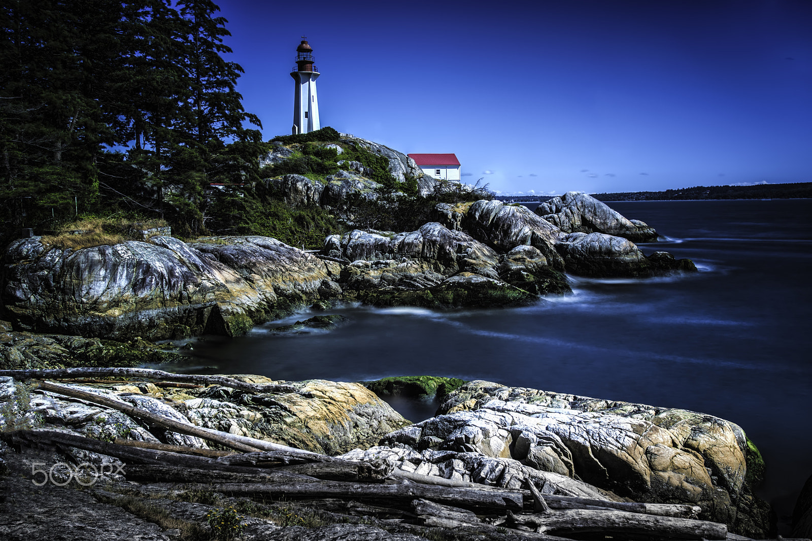 Nikon AF-S Nikkor 14-24mm F2.8G ED sample photo. Shoreline lighthouse photography