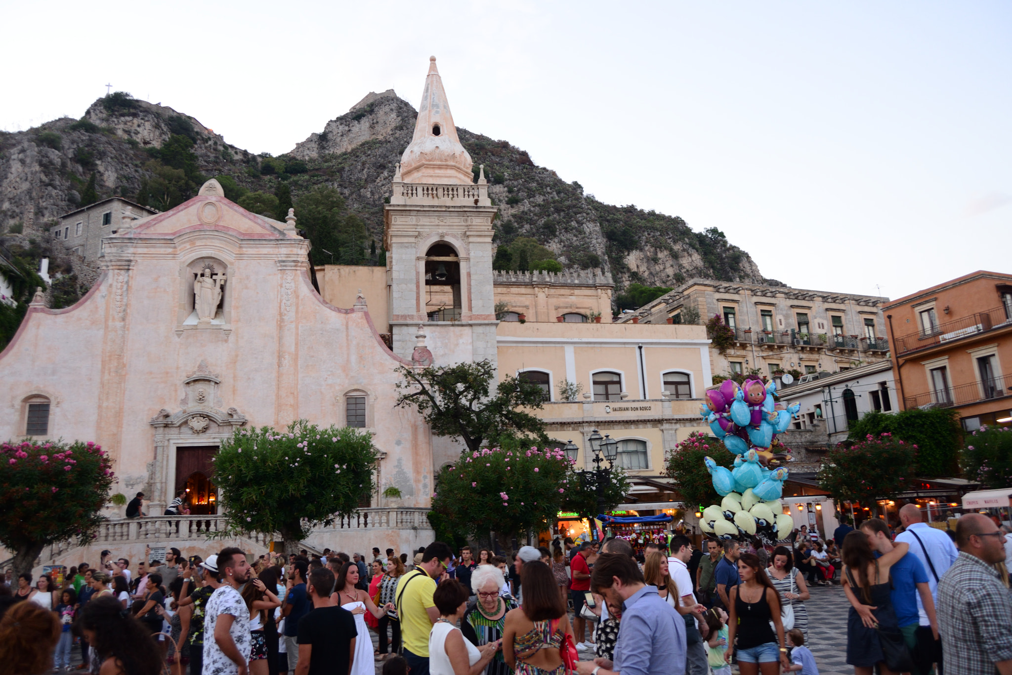 Nikon D610 + AF Zoom-Nikkor 28-70mm f/3.5-4.5D sample photo. La piazza di taormina photography