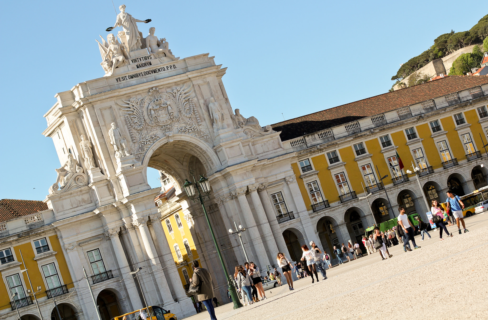 Canon EOS 550D (EOS Rebel T2i / EOS Kiss X4) + Canon EF 50mm F1.4 USM sample photo. Arco da rua augusta. lisboa. photography