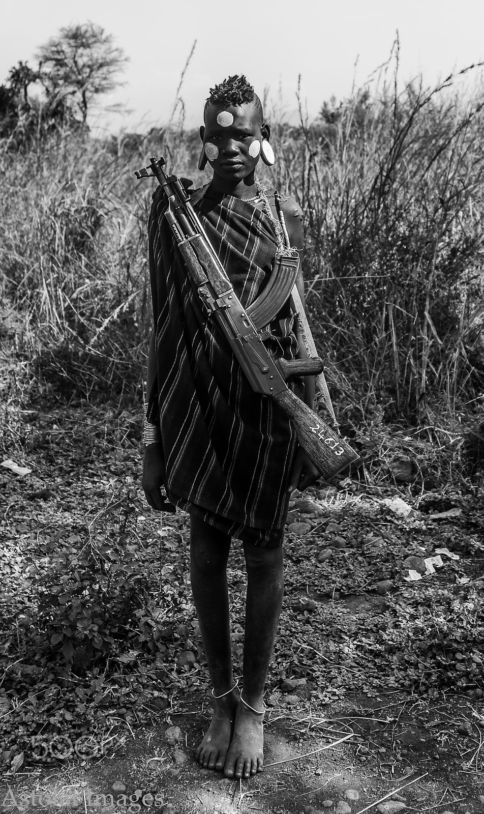 Sony a7R II + Sony Vario-Tessar T* E 16-70mm F4 ZA OSS sample photo. Mursi girl with rifle photography