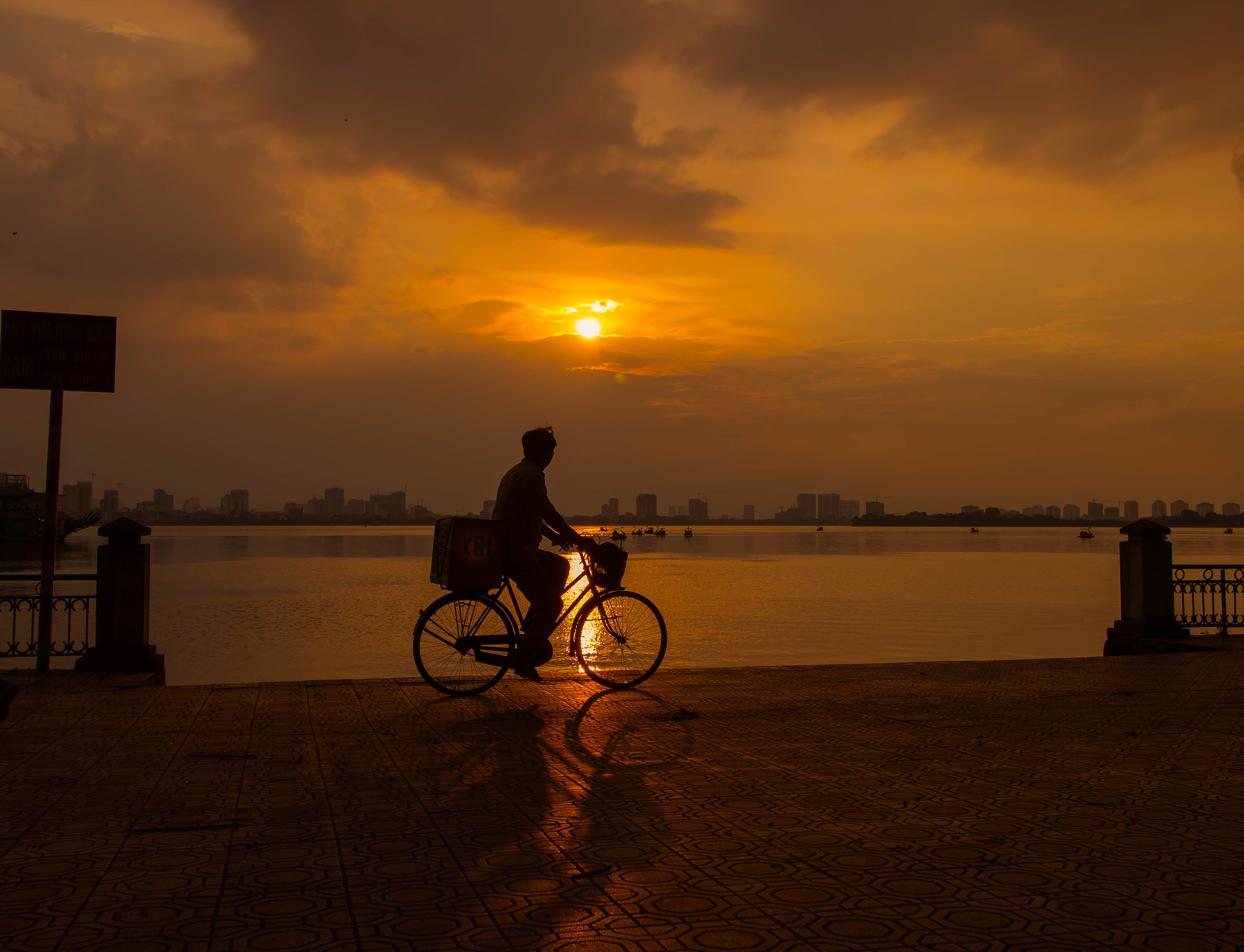 Canon EF-S 10-18mm F4.5–5.6 IS STM sample photo. Looking the sunset photography