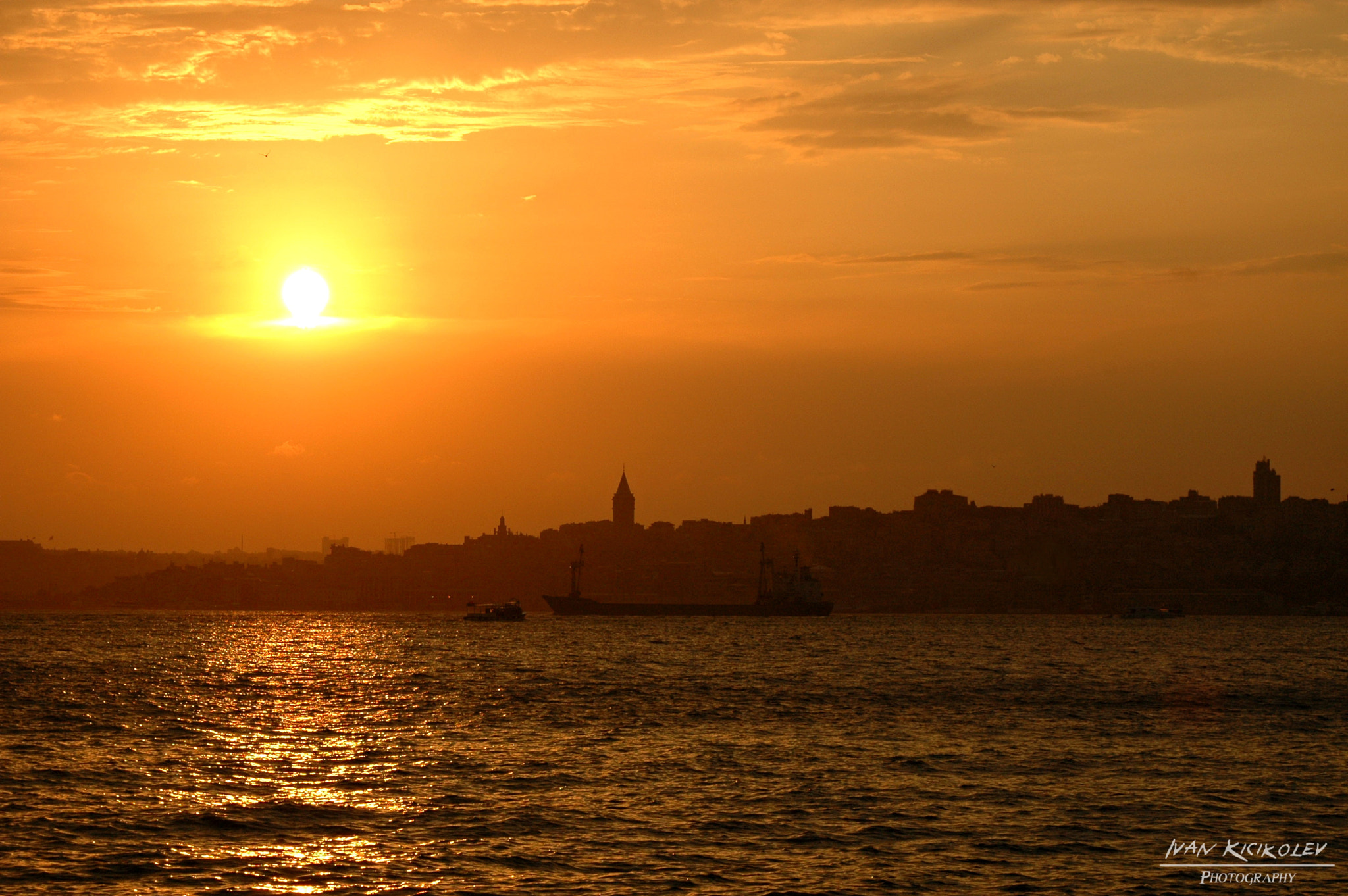 Nikon D70s + AF Zoom-Nikkor 28-80mm f/3.3-5.6G sample photo. Sunset in istanbul photography