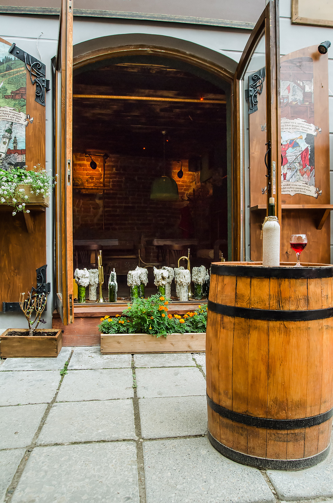 Nikon D7000 + Sigma 17-35mm F2.8-4 EX Aspherical sample photo. A little cafe in town. photography