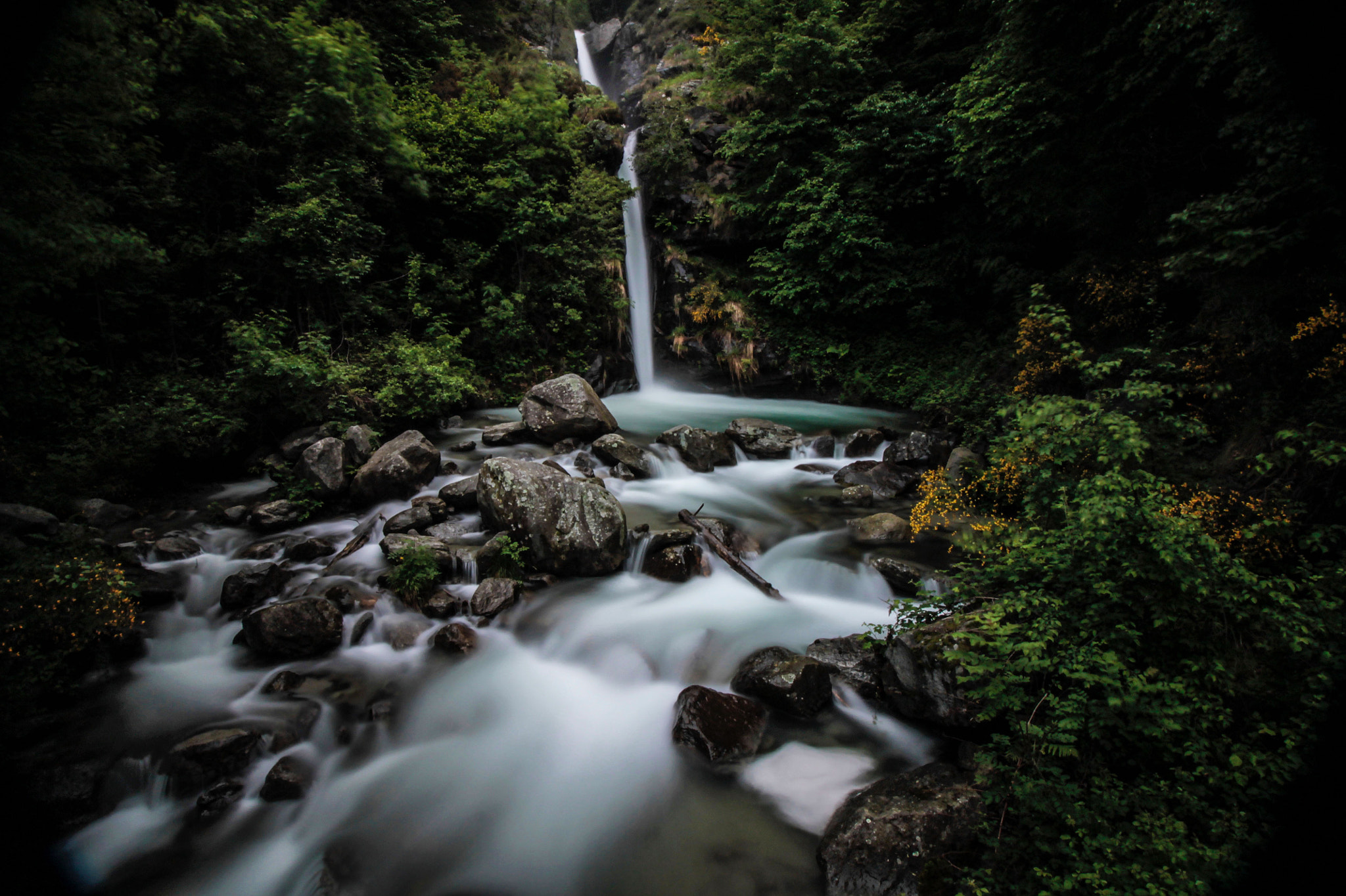Canon EF-S 10-18mm F4.5–5.6 IS STM sample photo. Waterfall in the wood photography