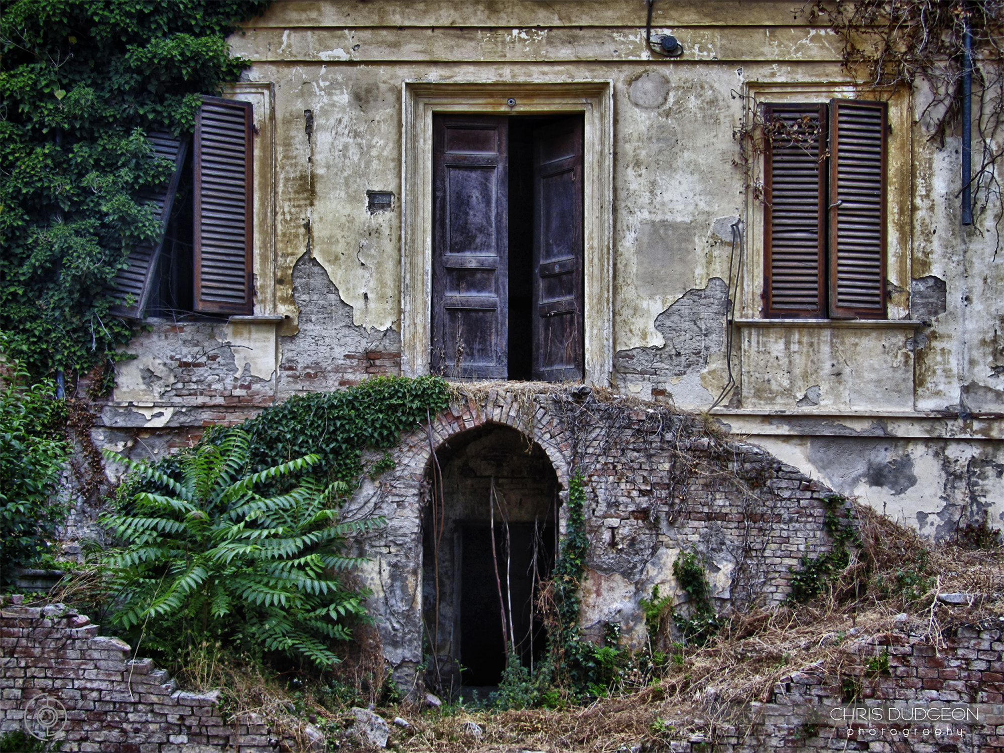 Canon PowerShot SX210 IS sample photo. Derelicted house, italy photography