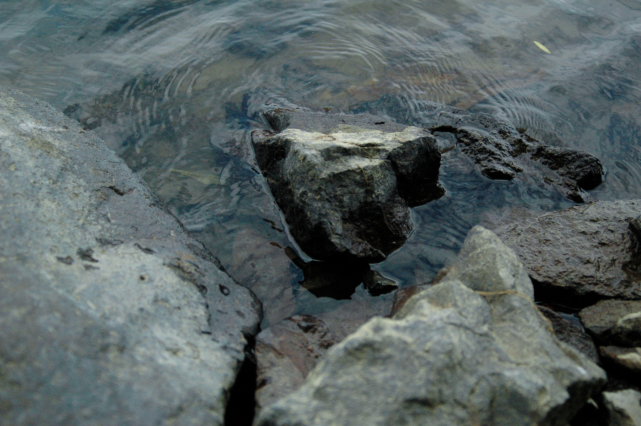 AF Zoom-Nikkor 28-80mm f/3.3-5.6G sample photo. Rocks in the river tisza photography