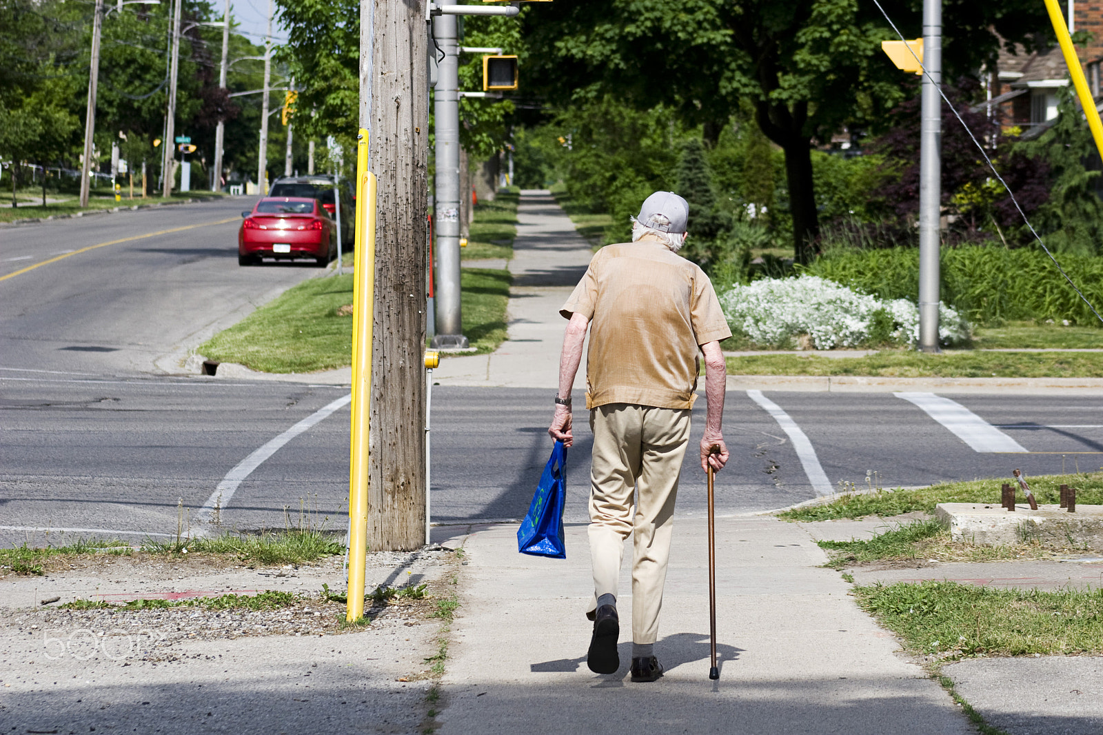 Canon EF 75-300mm f/4-5.6 USM sample photo. Old man walkin' photography