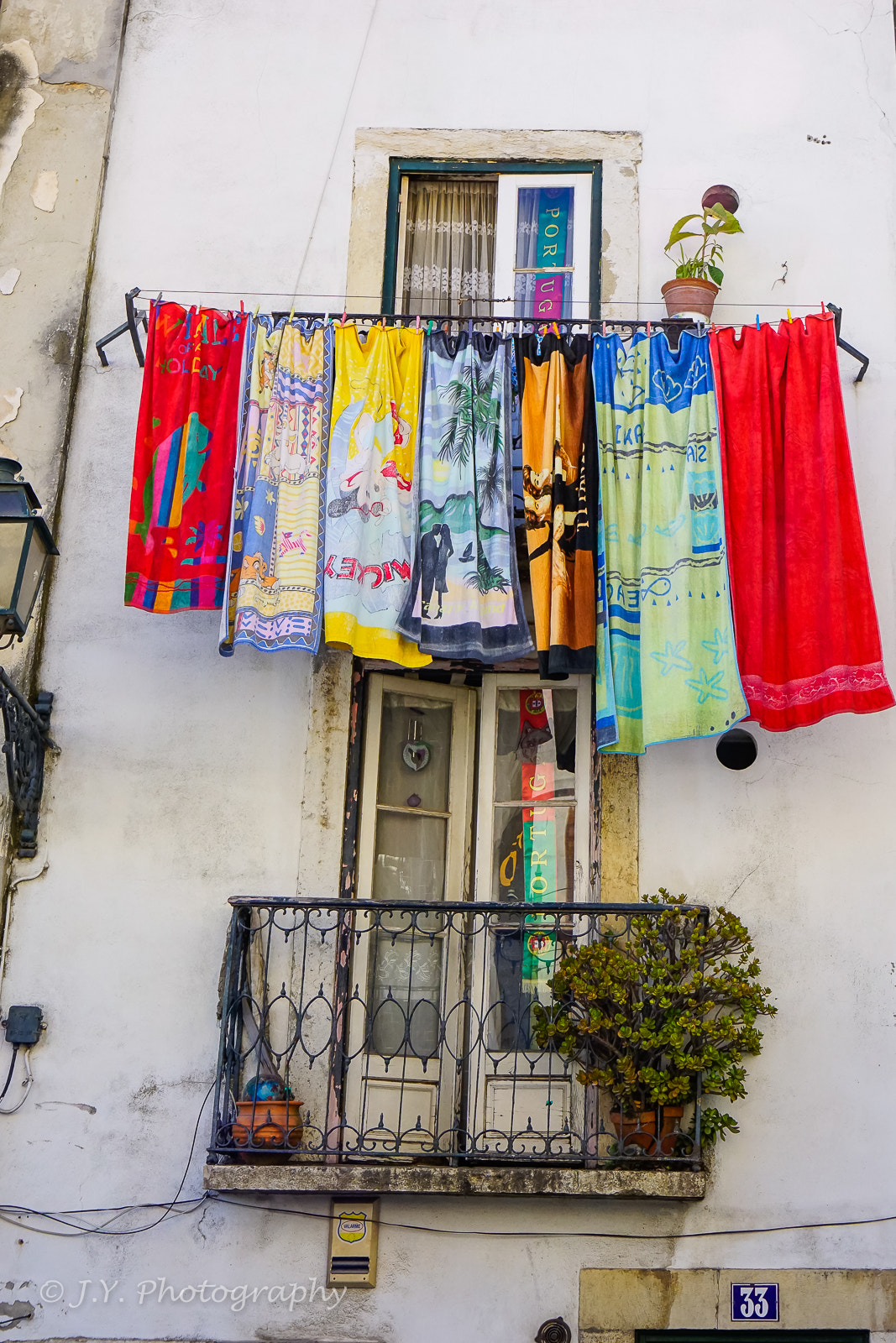 Sony a6000 + Sony Vario-Tessar T* E 16-70mm F4 ZA OSS sample photo. Colorful lisbon, portugal photography