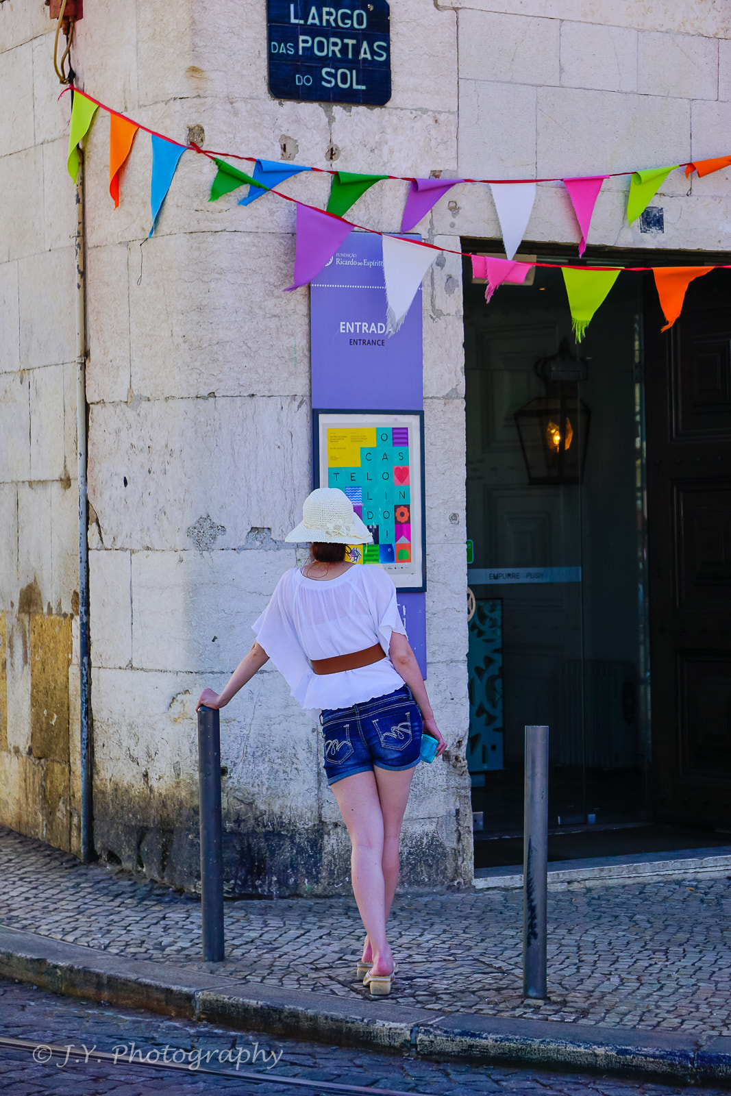 Sony a6000 + Sony Vario-Tessar T* E 16-70mm F4 ZA OSS sample photo. Pretty lady at lisbon street photography