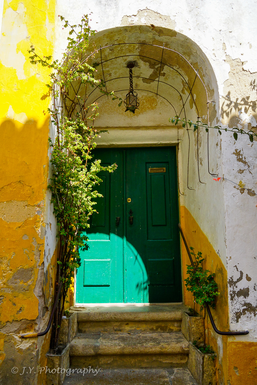 Sony a6000 + Sony Vario-Tessar T* E 16-70mm F4 ZA OSS sample photo. Old door at a old town photography