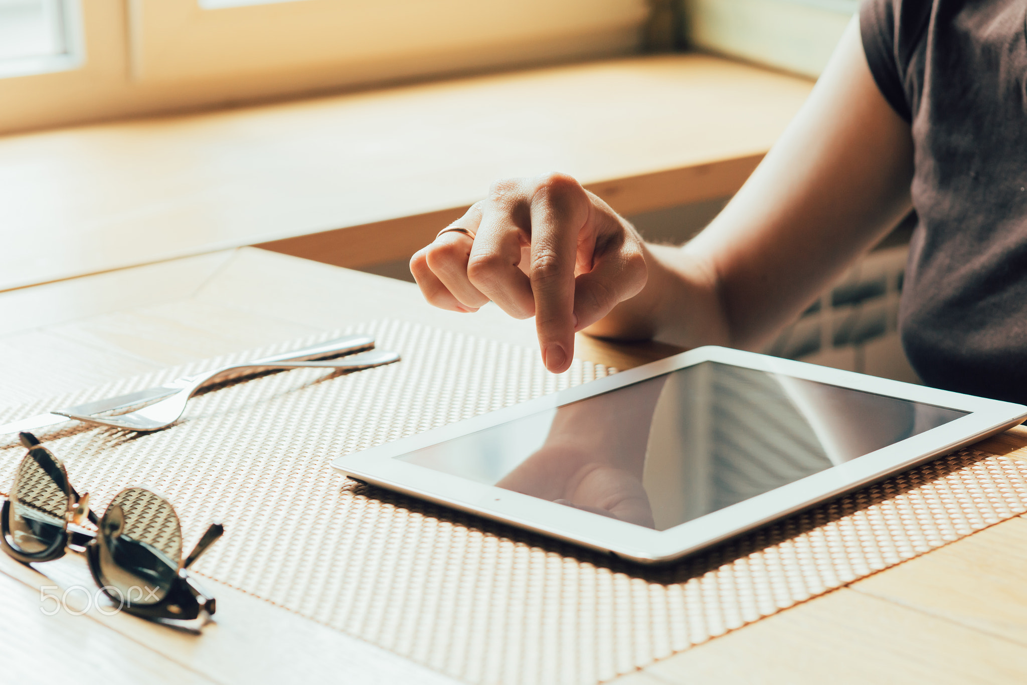 girl works on the tablet