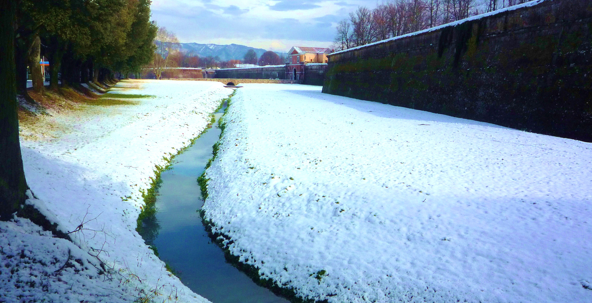 Panasonic DMC-FS5 sample photo. Lucca in the snow photography