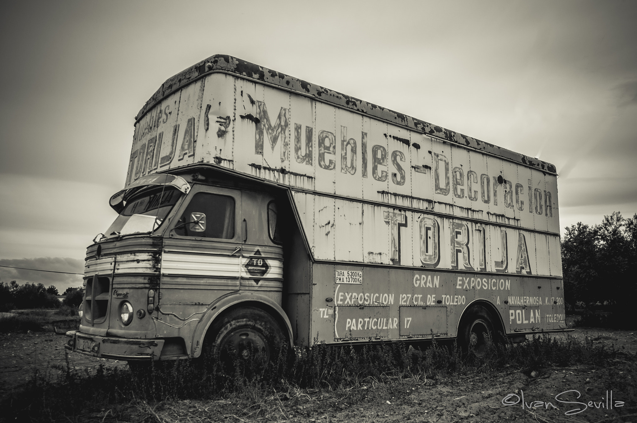 Nikon D300 + Sigma 10-20mm F3.5 EX DC HSM sample photo. Camion abandonado photography