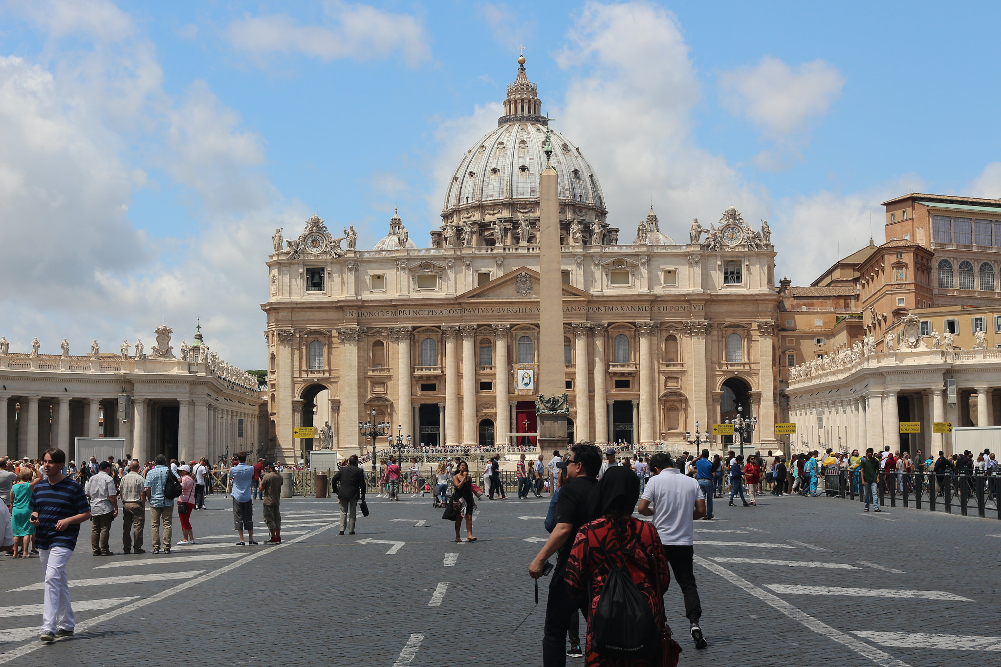 Canon EOS 700D (EOS Rebel T5i / EOS Kiss X7i) + Canon EF 35mm F2 IS USM sample photo. Busy day at the vatican. photography