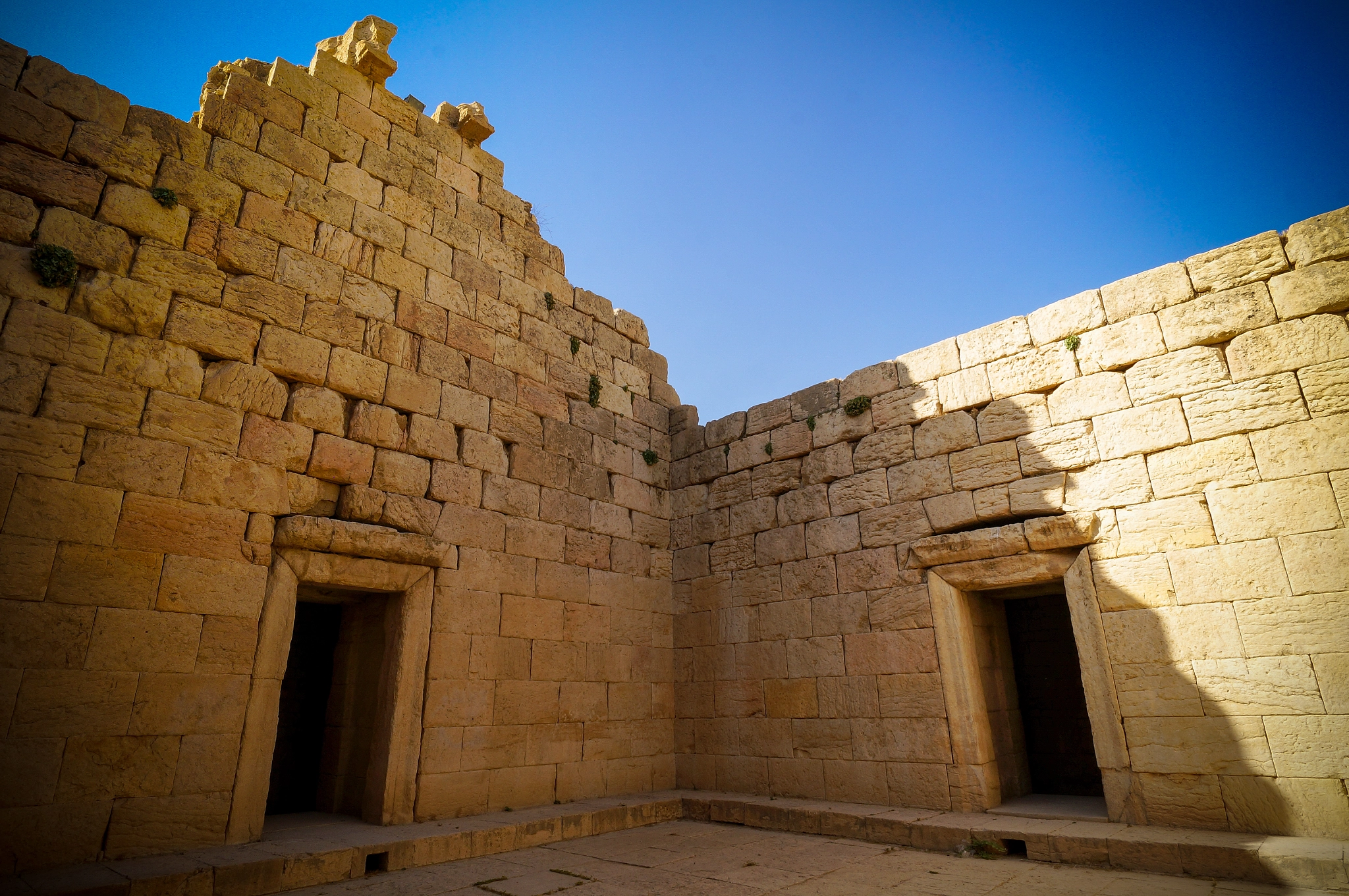 Sony Alpha NEX-5R + ZEISS Touit 12mm F2.8 sample photo. Anahita temple in bishapur photography