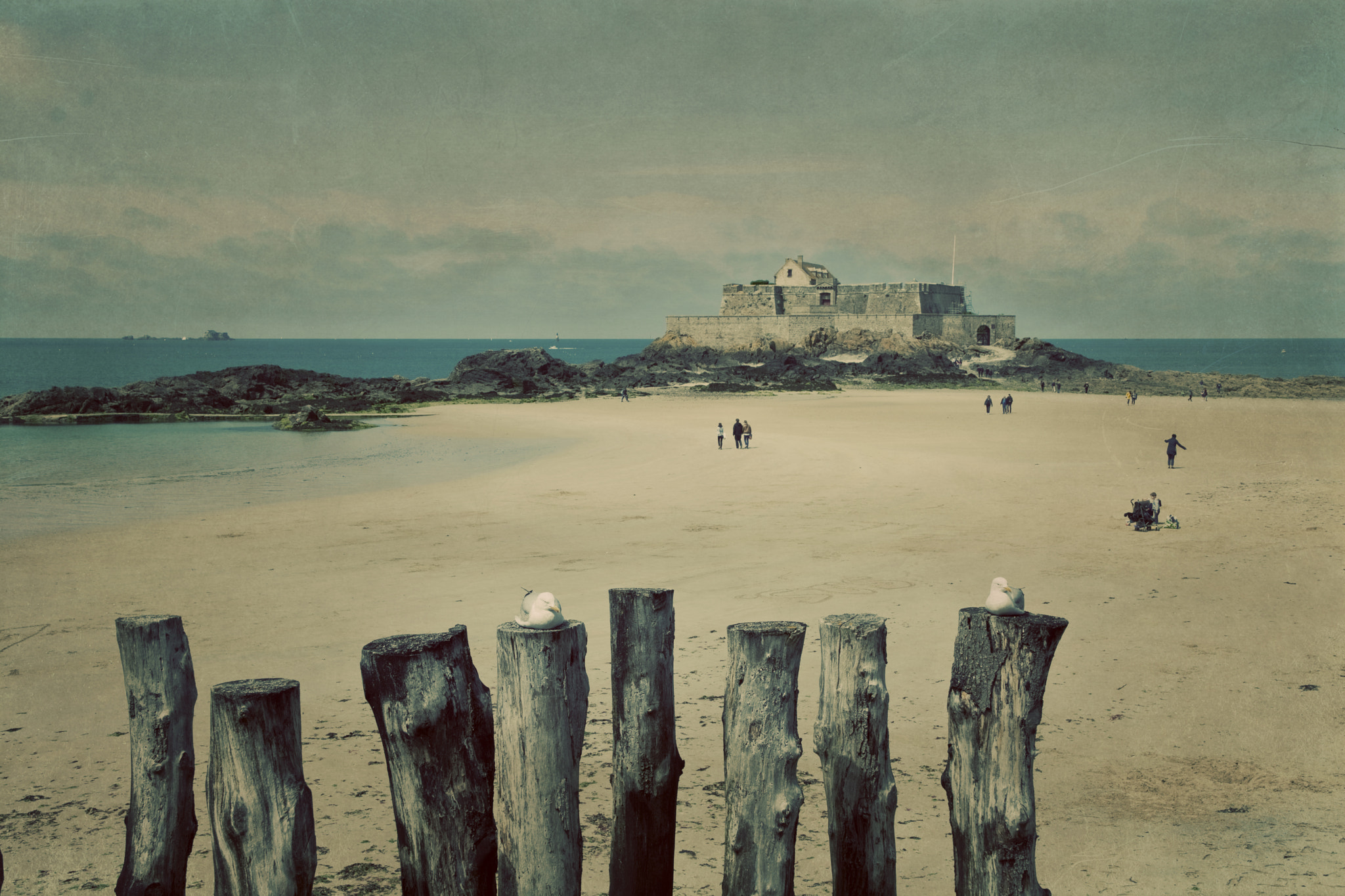 AF Zoom-Nikkor 80-200mm f/4.5-5.6D sample photo. Saint-malo photography