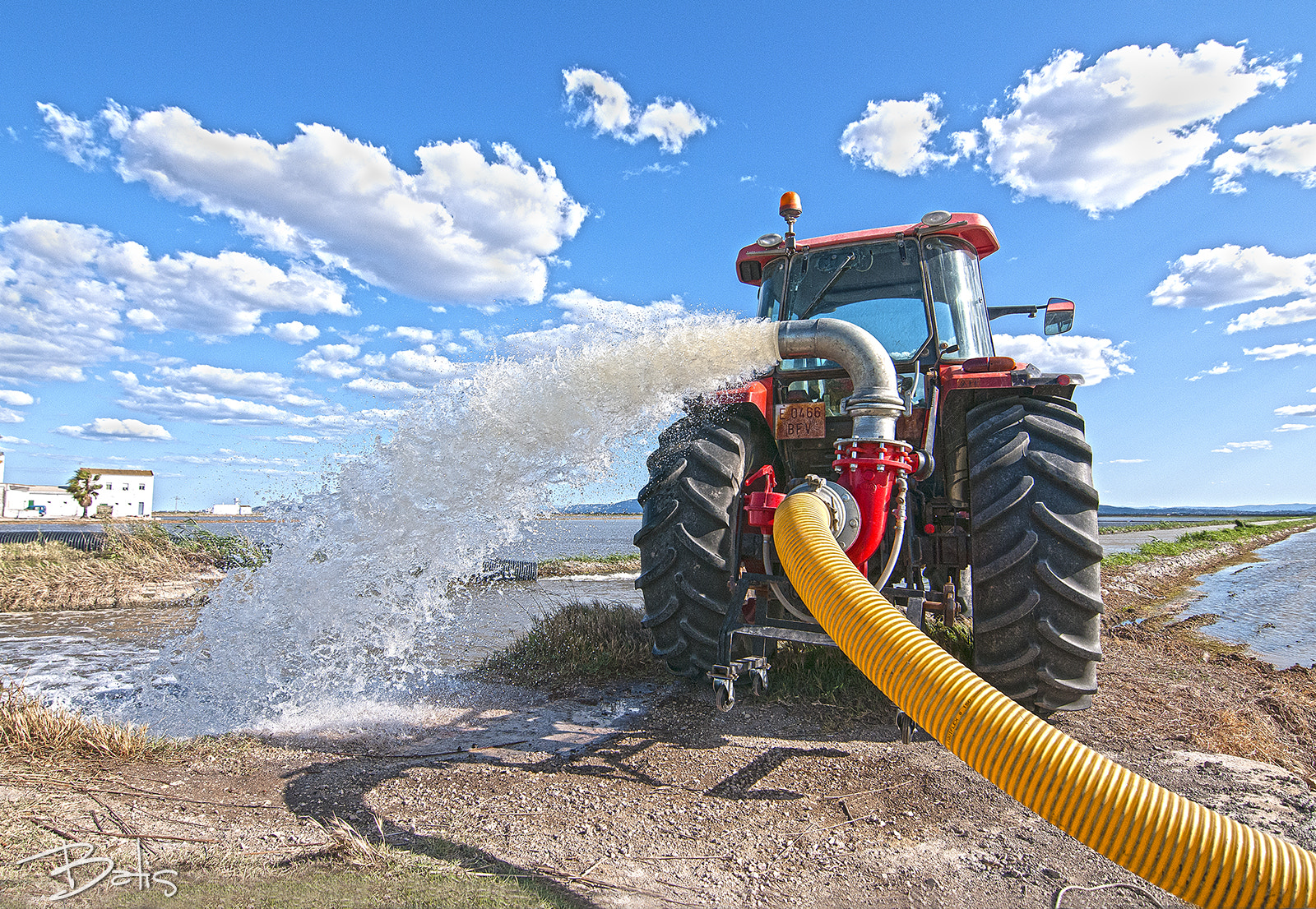 Nikon D300S sample photo. Achicando agua en los arrozales en sueca photography