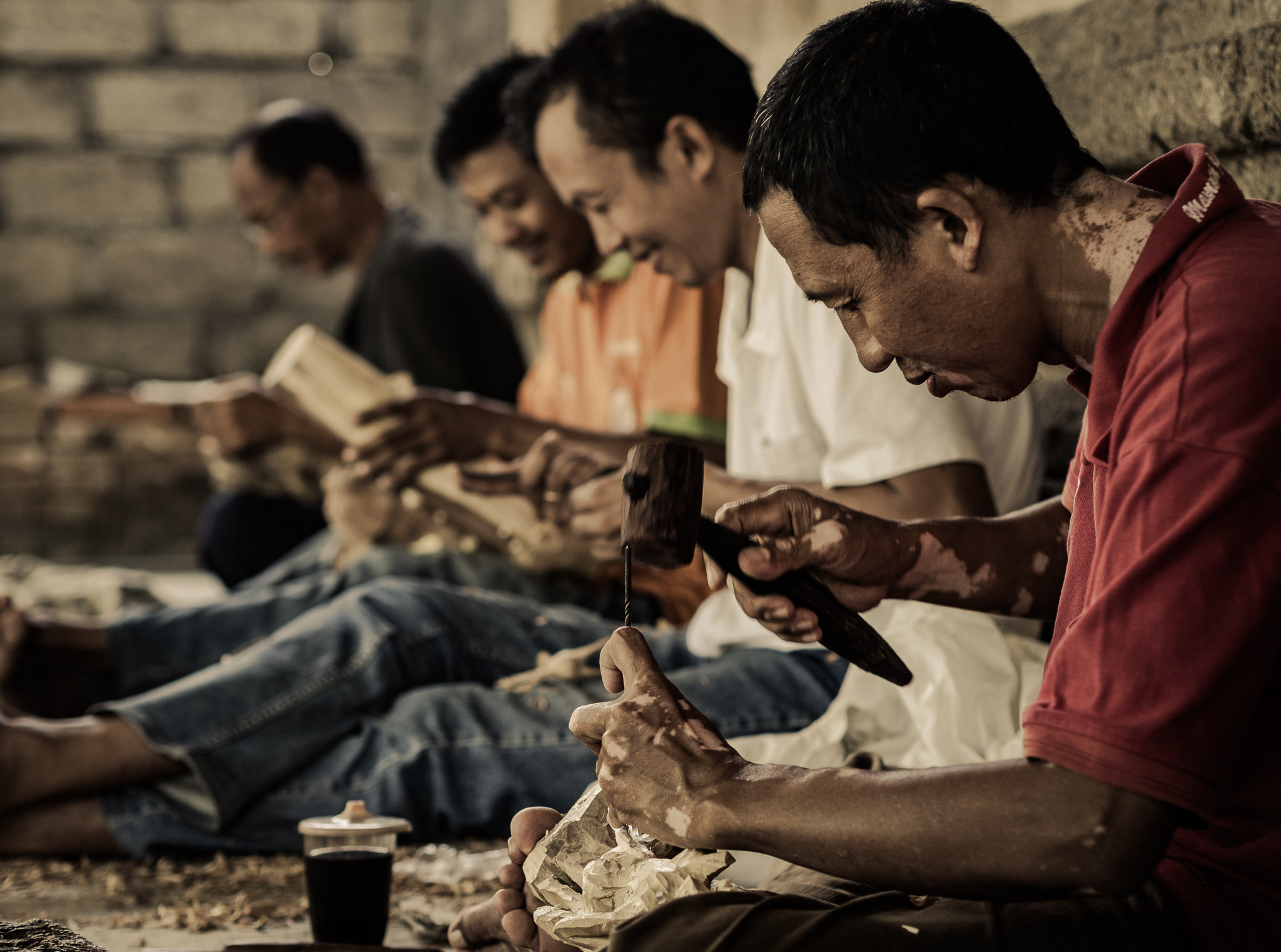 Olympus PEN E-PL7 + Olympus M.Zuiko Digital 45mm F1.8 sample photo. Bali wood carvers photography