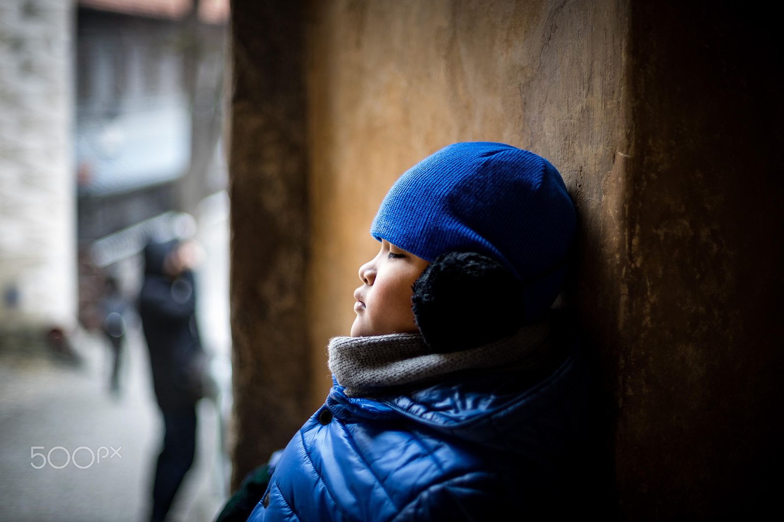 Sony a7 II + Canon EF 50mm F1.4 USM sample photo. Boy and mom inside cesky krumlov castle czech republic photography