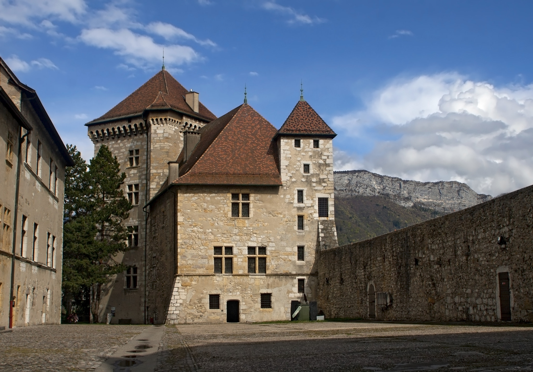 Canon EF 20-35mm F3.5-4.5 USM sample photo. Château d'annecy (annecy) photography