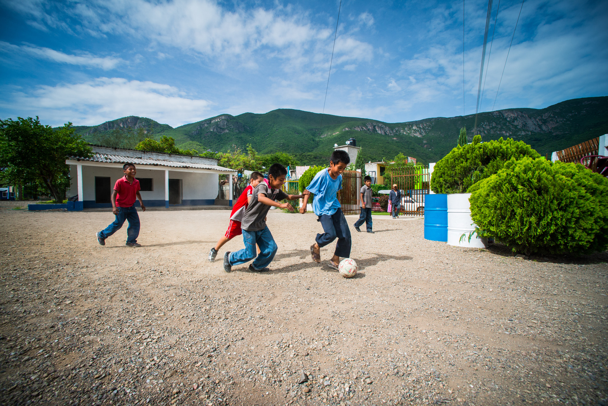 Nikon D800 + Nikon AF Nikkor 14mm F2.8D ED sample photo. Niños jugando photography